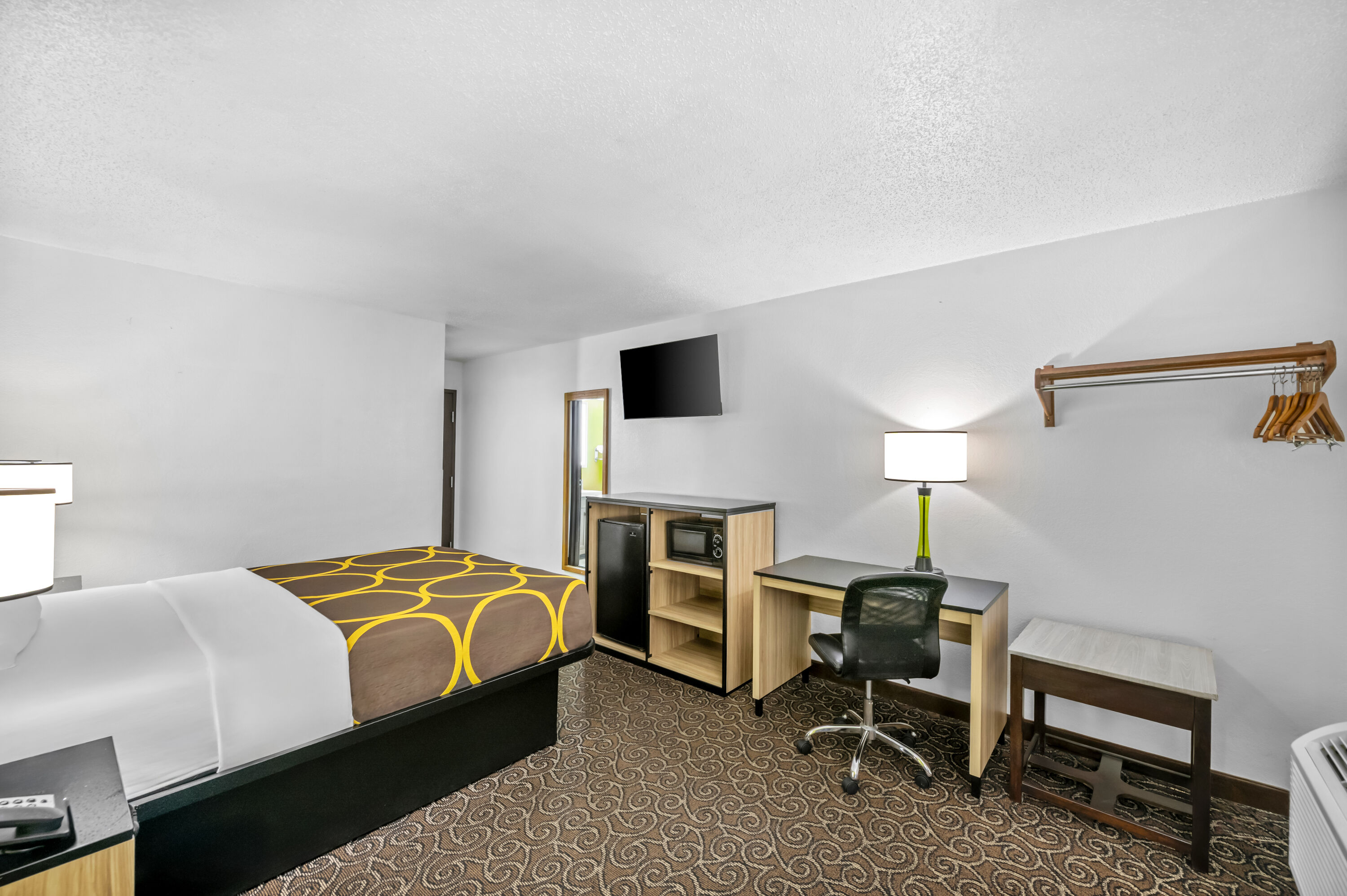 Queen bed guest room at the Super 8 by Wyndham Franklin in Franklin, Virginia