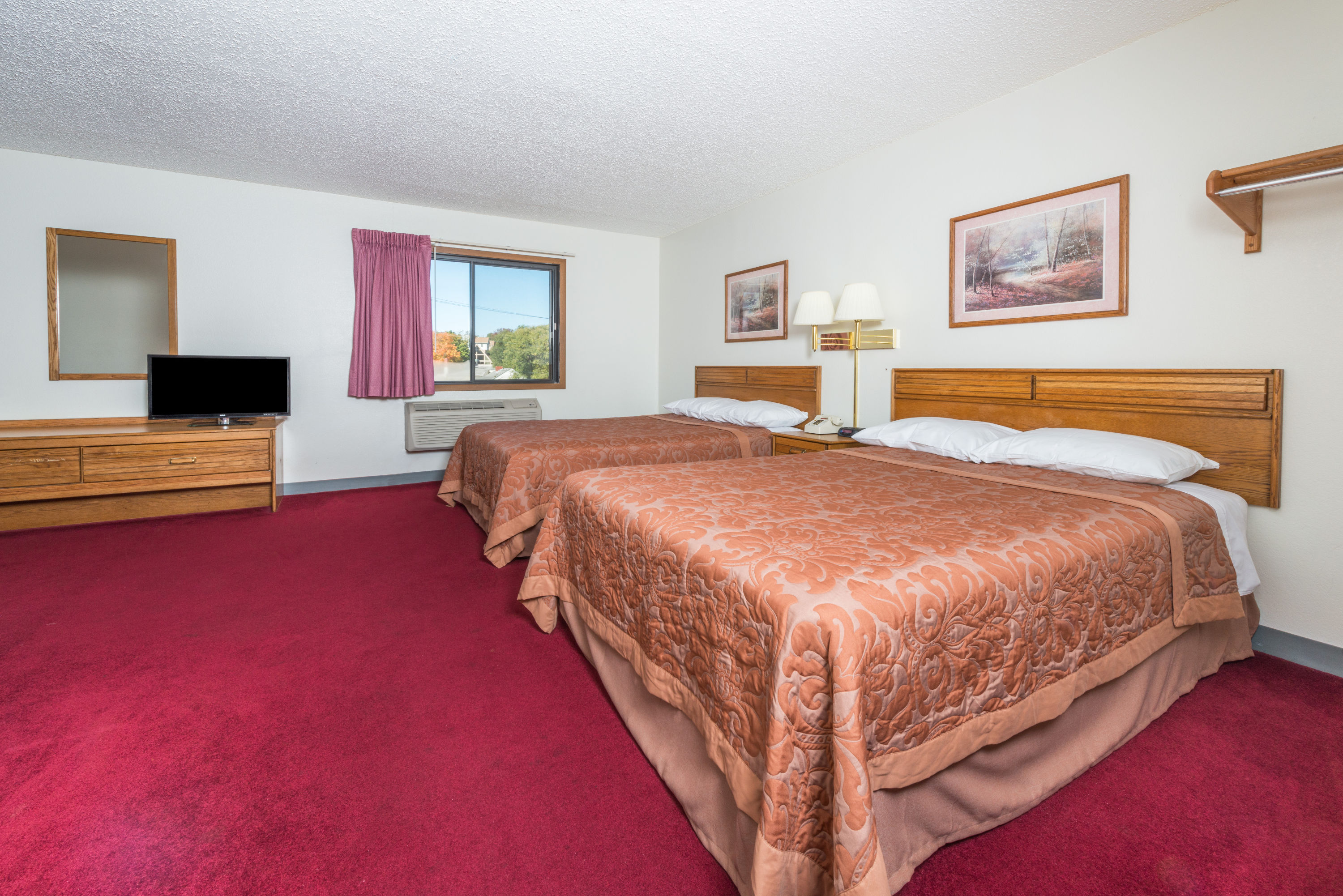 Guest room at the Super 8 by Wyndham Front Royal in Front Royal, Virginia