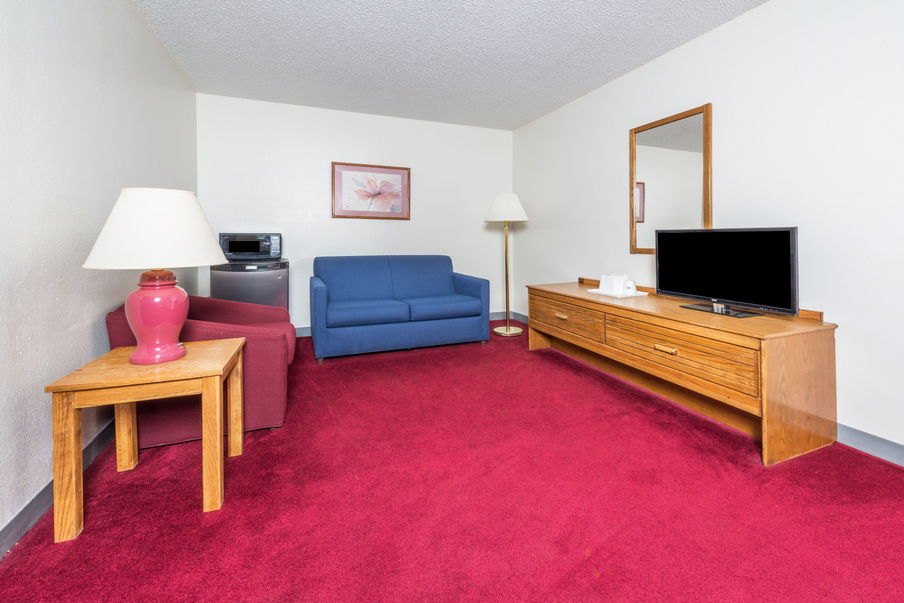 Super 8 by Wyndham Front Royal suite in Front Royal, Virginia