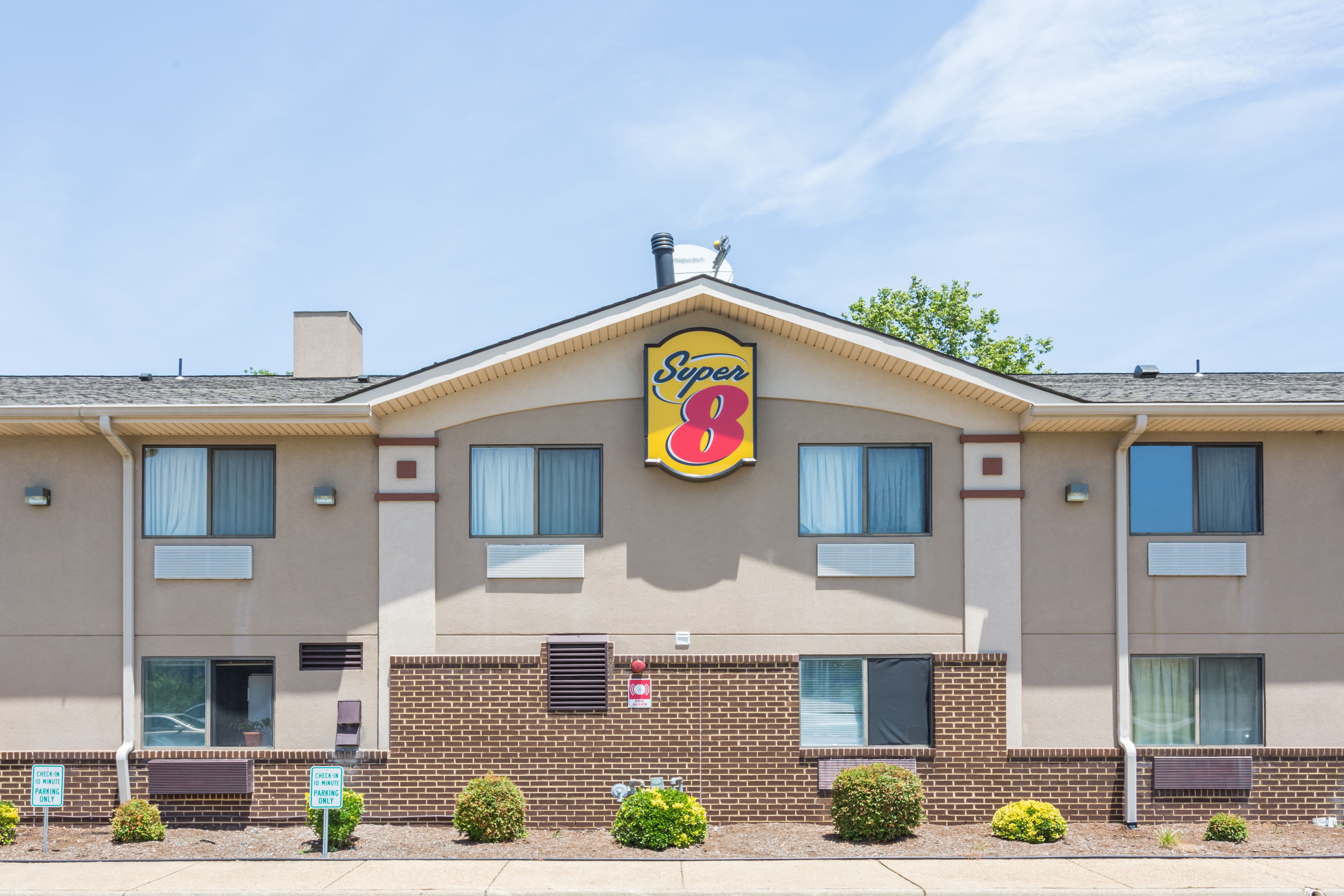 Exterior of Super 8 by Wyndham Hampton hotel in Hampton, Virginia