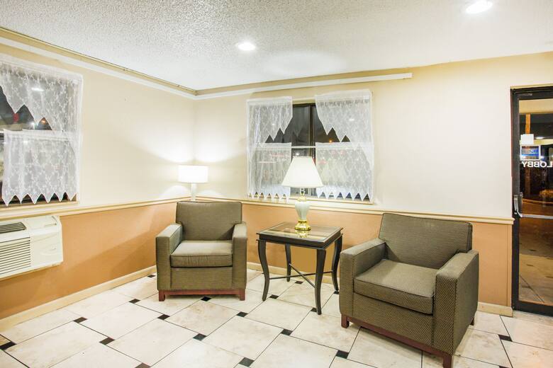 Super 8 Harrisonburg hotel lobby in Harrisonburg, Virginia