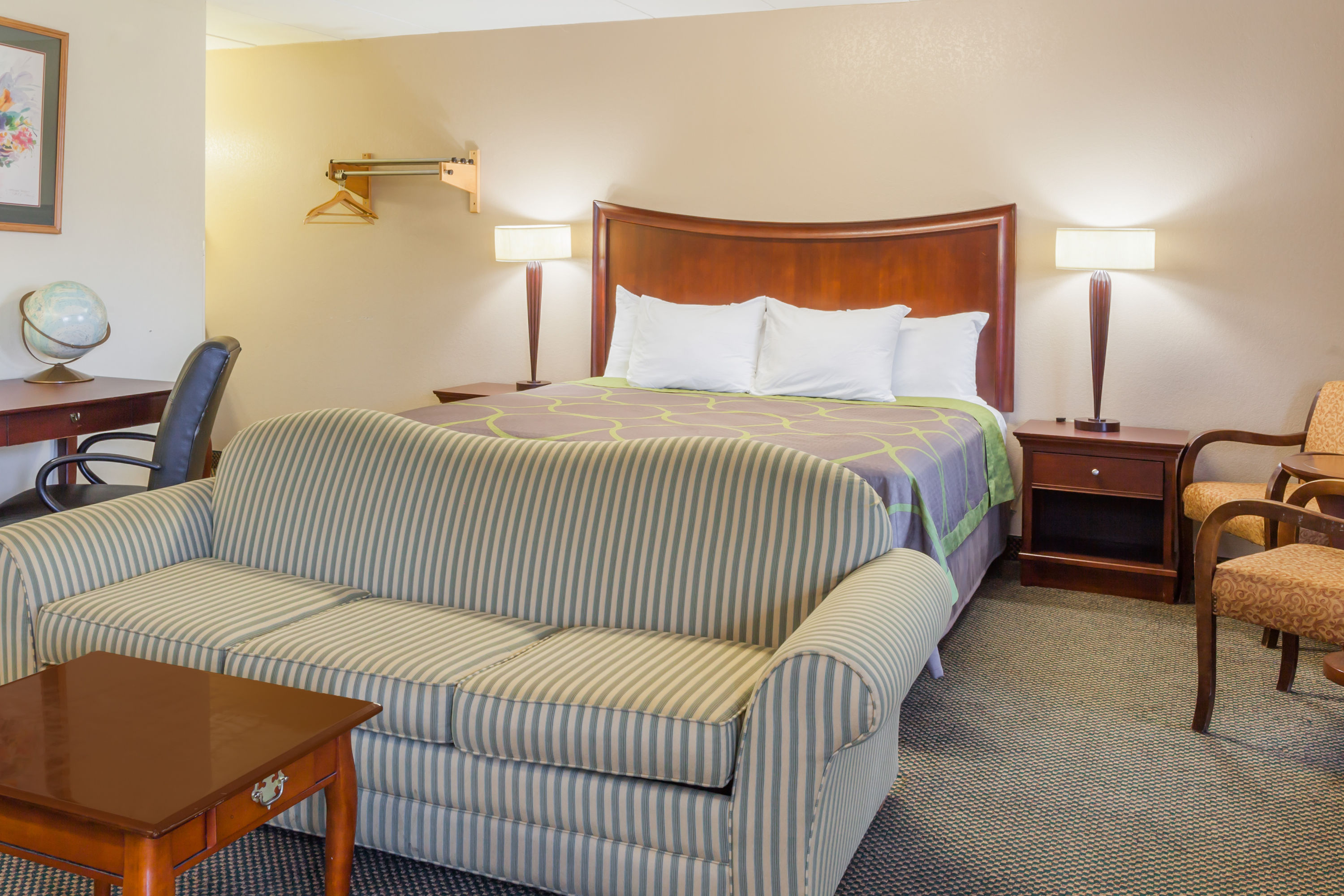 Super 8 by Wyndham Manassas suite in Manassas, Virginia