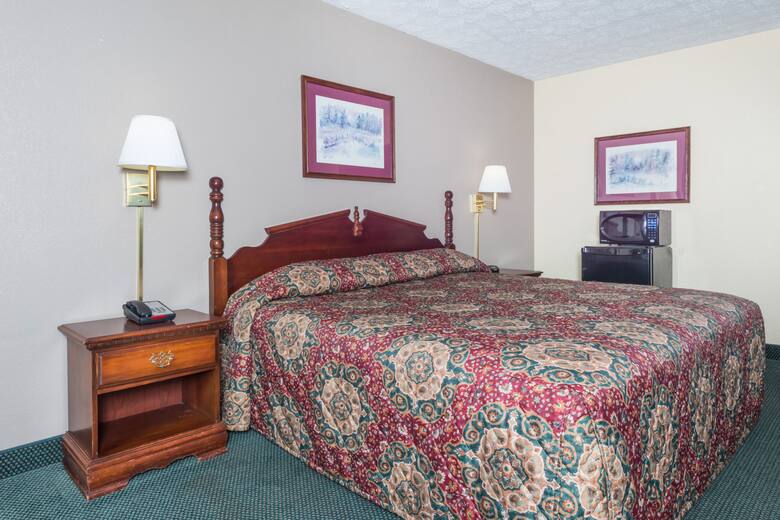 Guest room at the Super 8 Mount Jackson/New Market Area in Mount Jackson, Virginia