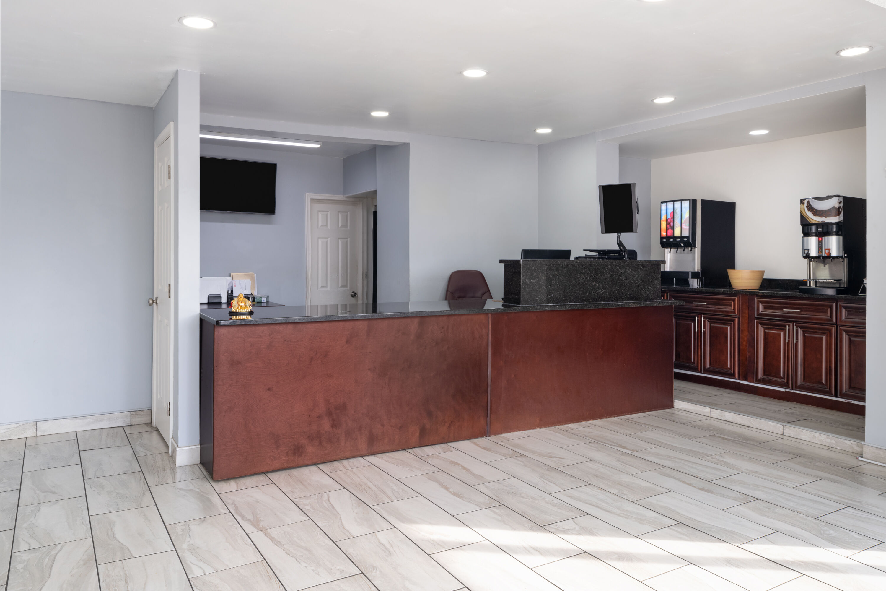 Super 8 by Wyndham Portsmouth - Norfolk reception in Portsmouth, Virginia