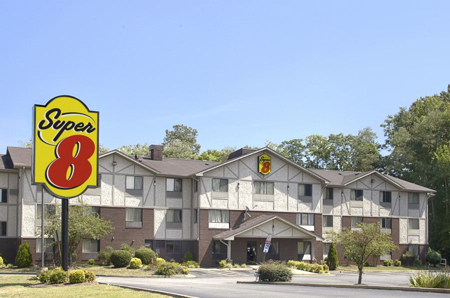 Exterior Day Image of Super 8 by Wyndham Richmond/Chamberlayne Rd hotel in Richmond, Virginia