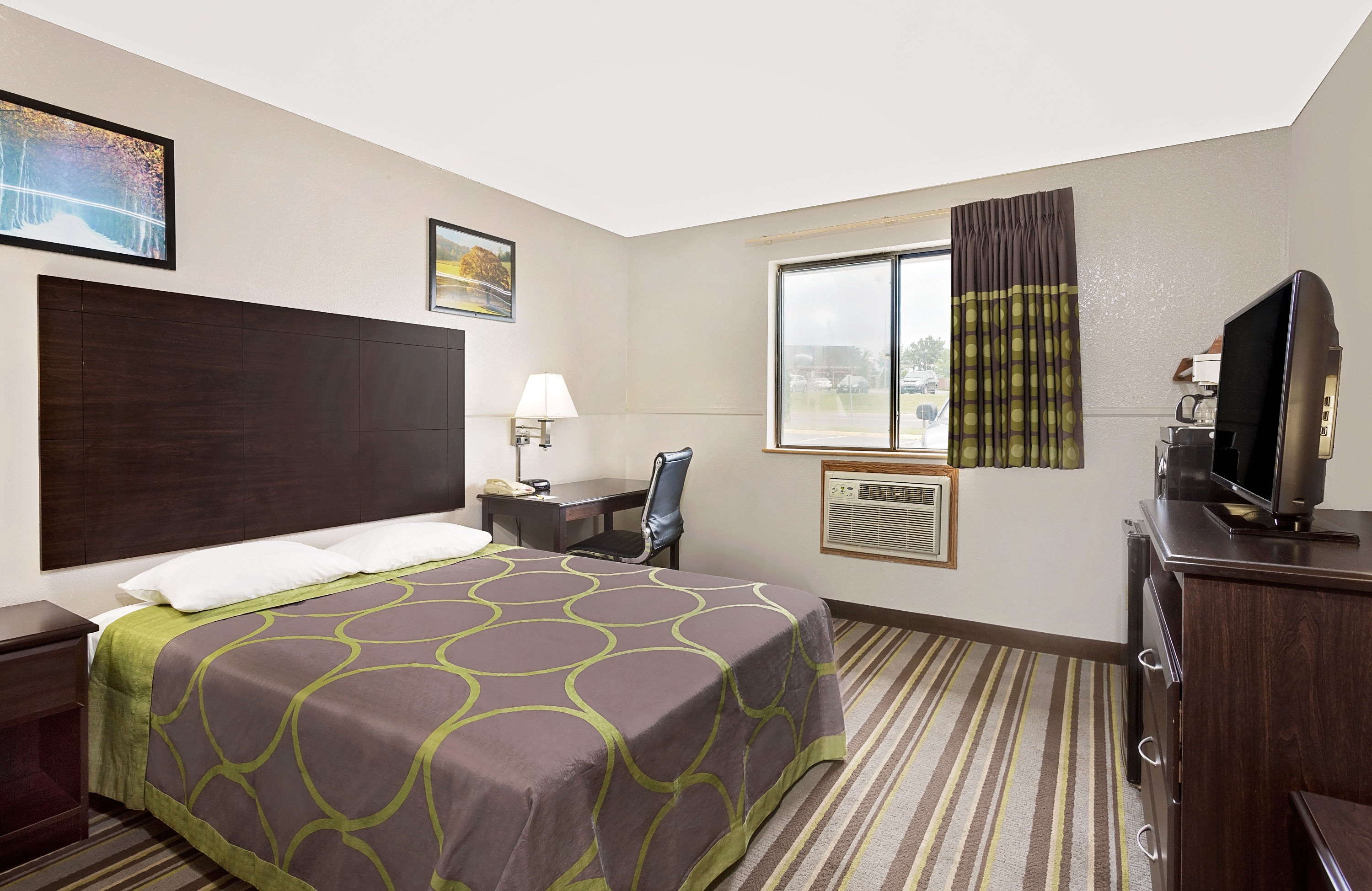 Guest room at the Super 8 by Wyndham Waynesboro in Waynesboro, Virginia