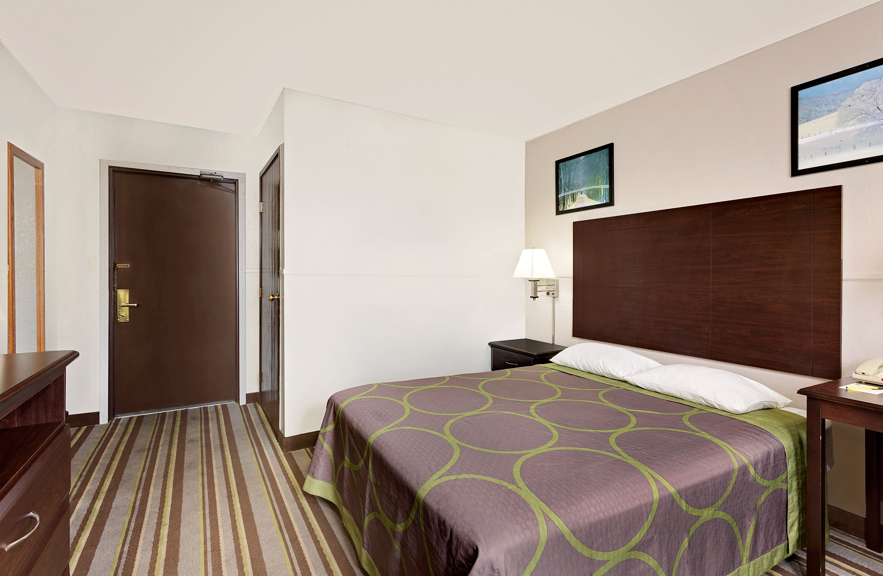 Guest room at the Super 8 by Wyndham Waynesboro in Waynesboro, Virginia