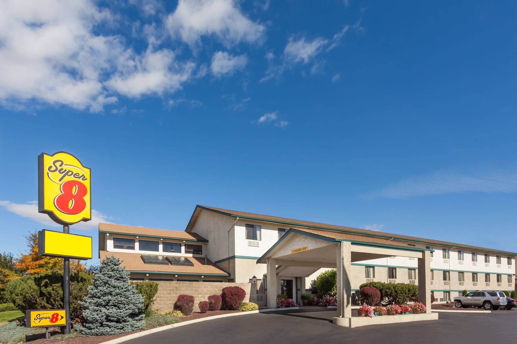 Exterior of Super 8 Ellensburg hotel in Ellensburg, Washington Exterior of Super 8 Ellensburg hotel in Ellensburg, Washington