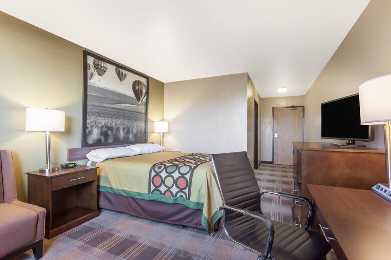 Guest room at the Super 8 Ellensburg in Ellensburg, Washington