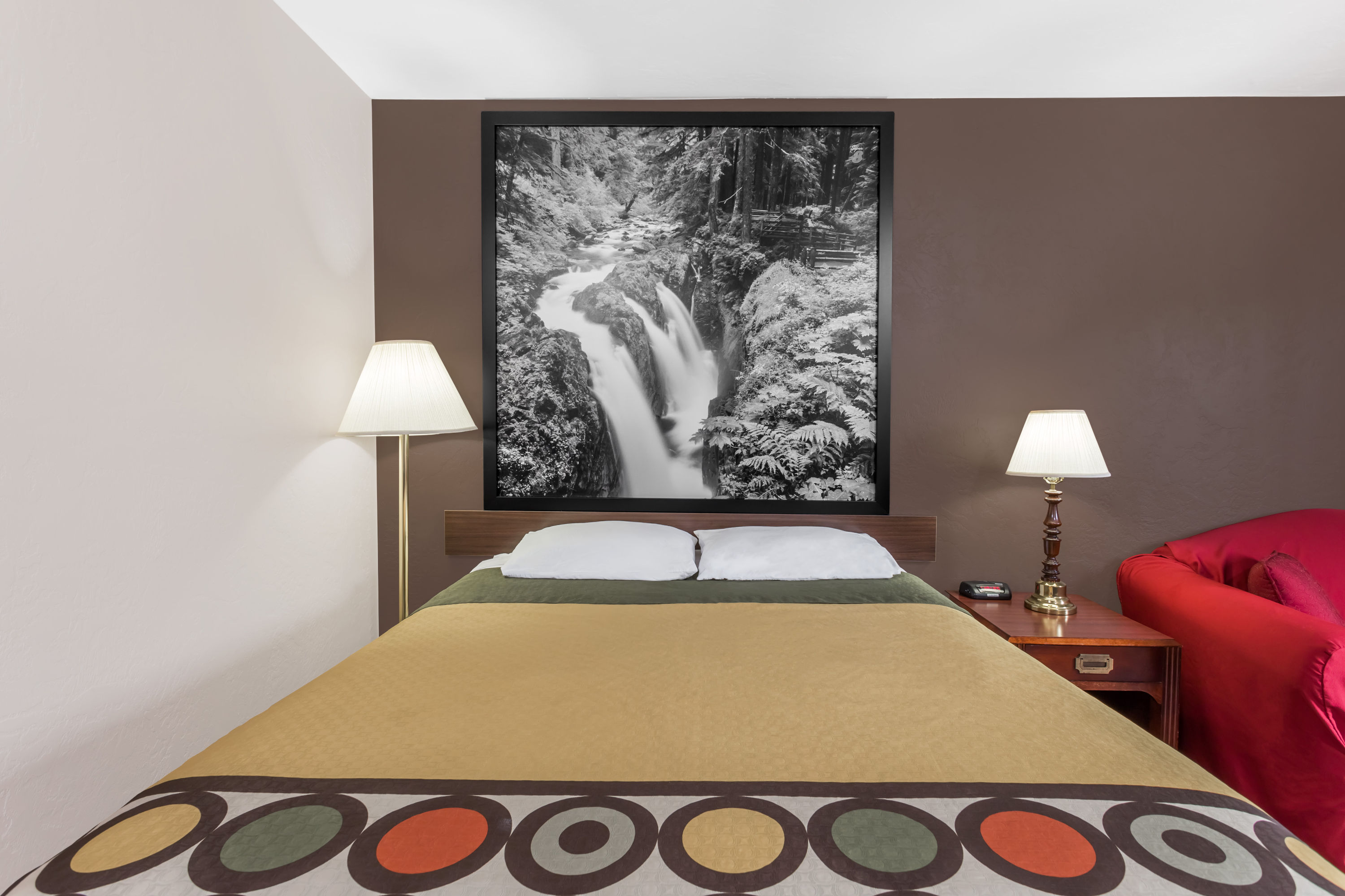 Guest room at the Super 8 by Wyndham Shelton in Shelton, Washington