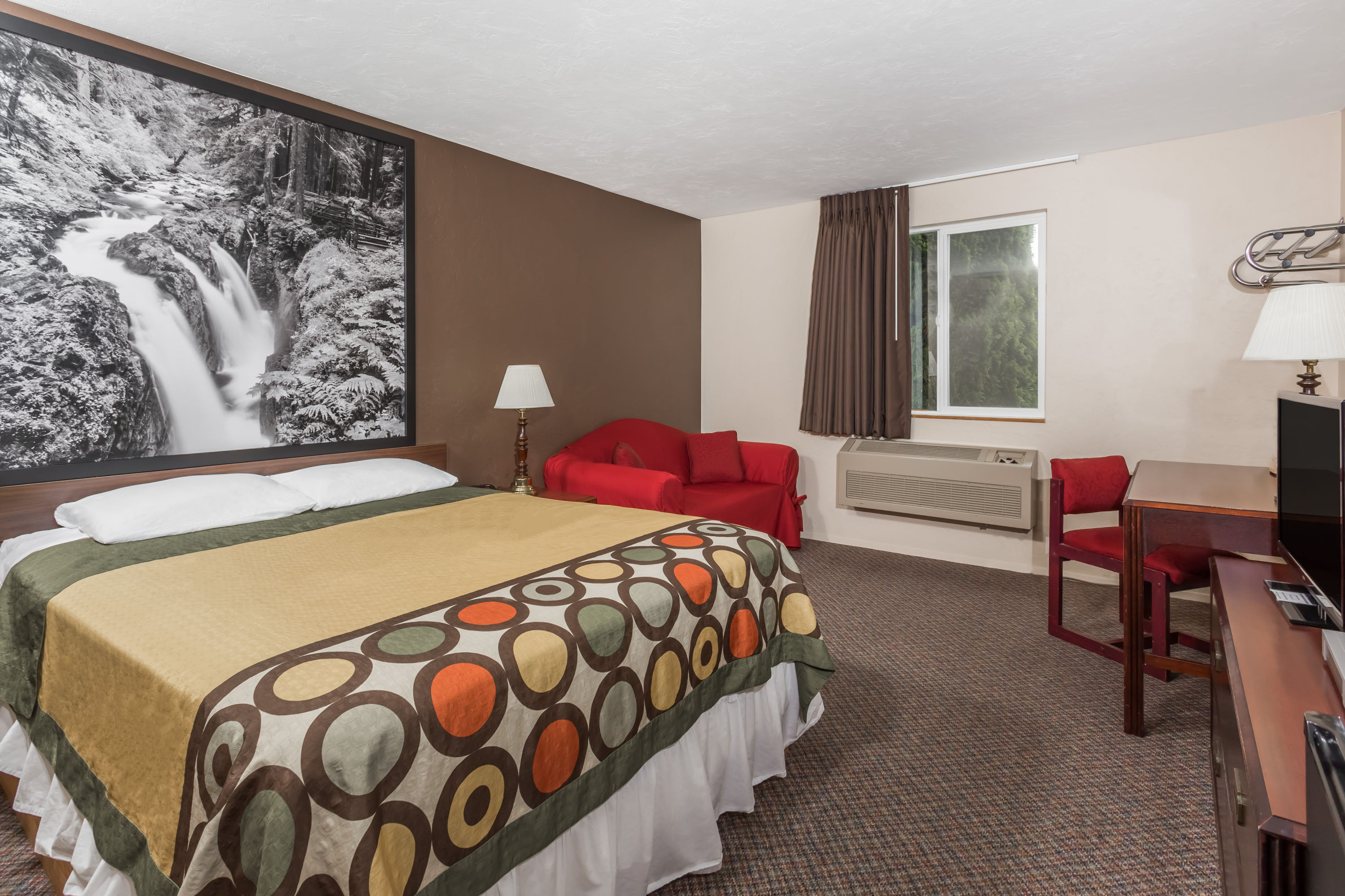 Guest room at the Super 8 by Wyndham Shelton in Shelton, Washington