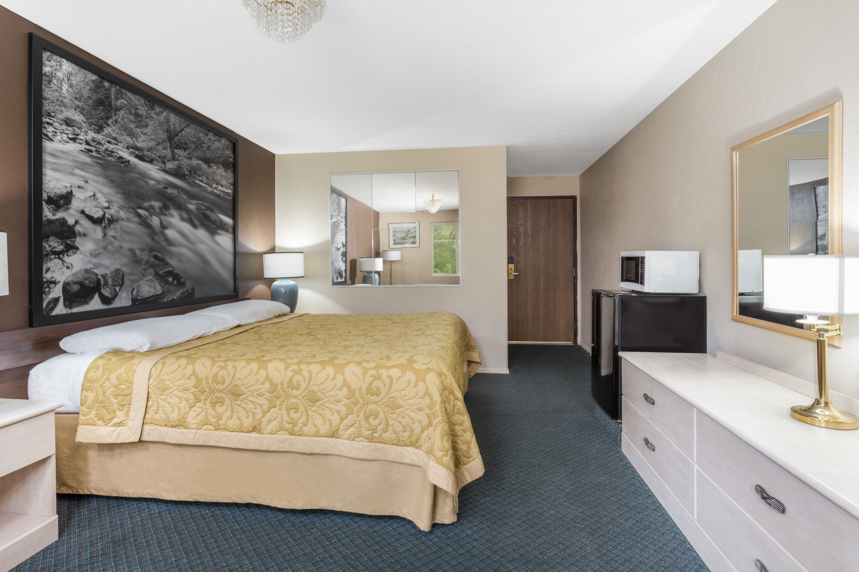 Guest room at the Super 8 by Wyndham Shelton in Shelton, Washington