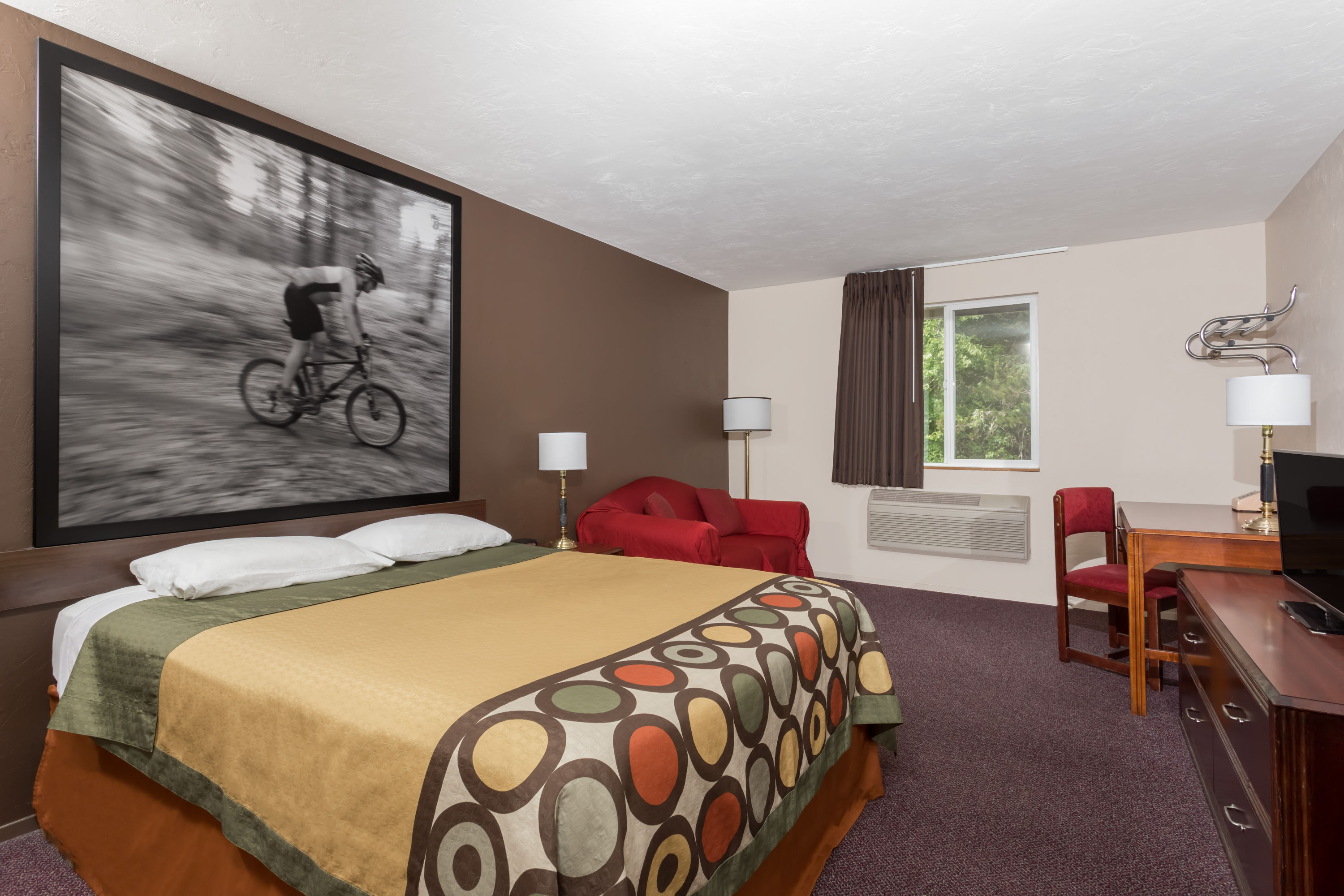 Guest room at the Super 8 by Wyndham Shelton in Shelton, Washington