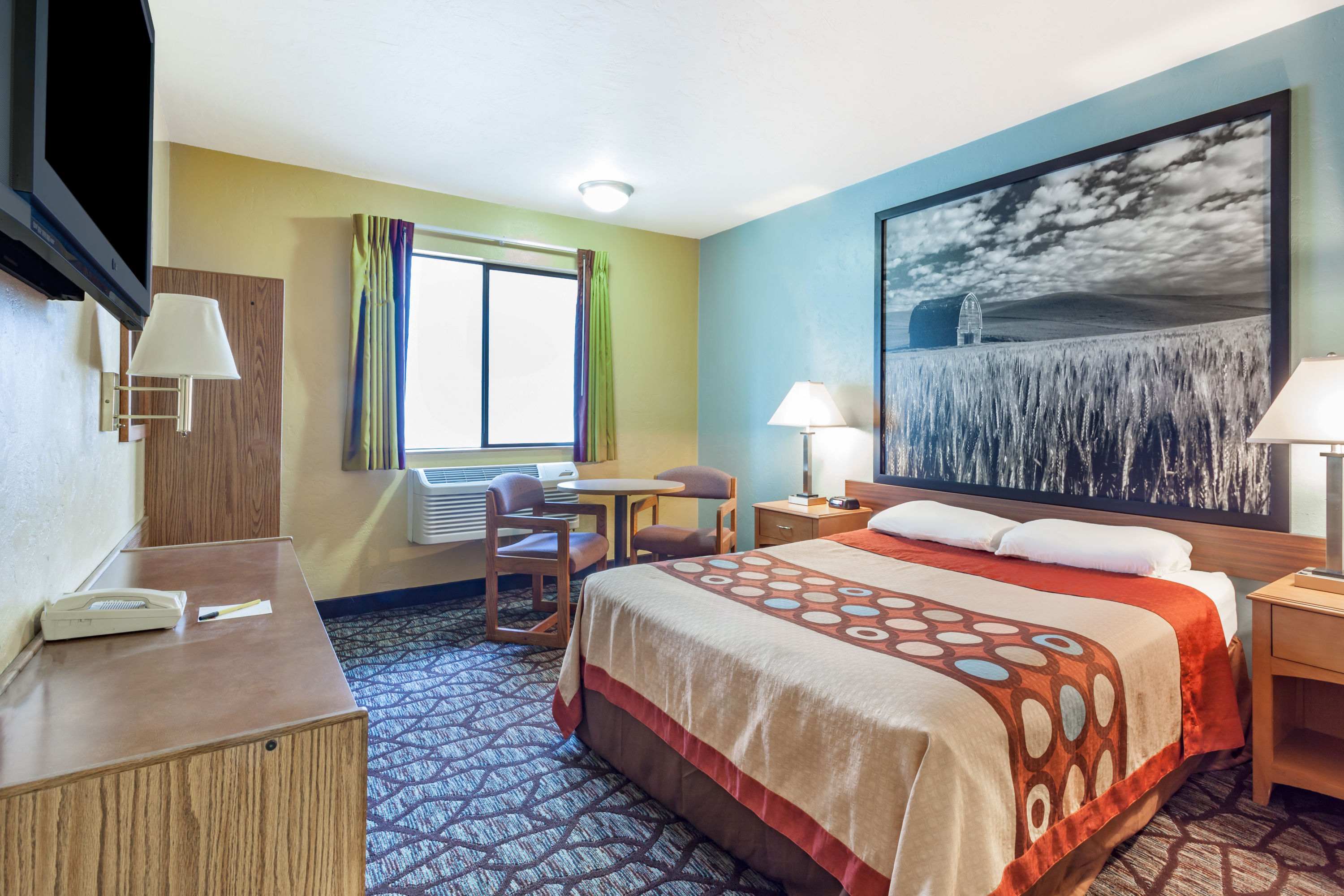 Guest room at the Super 8 by Wyndham Union Gap Yakima Area in Union Gap, Washington
