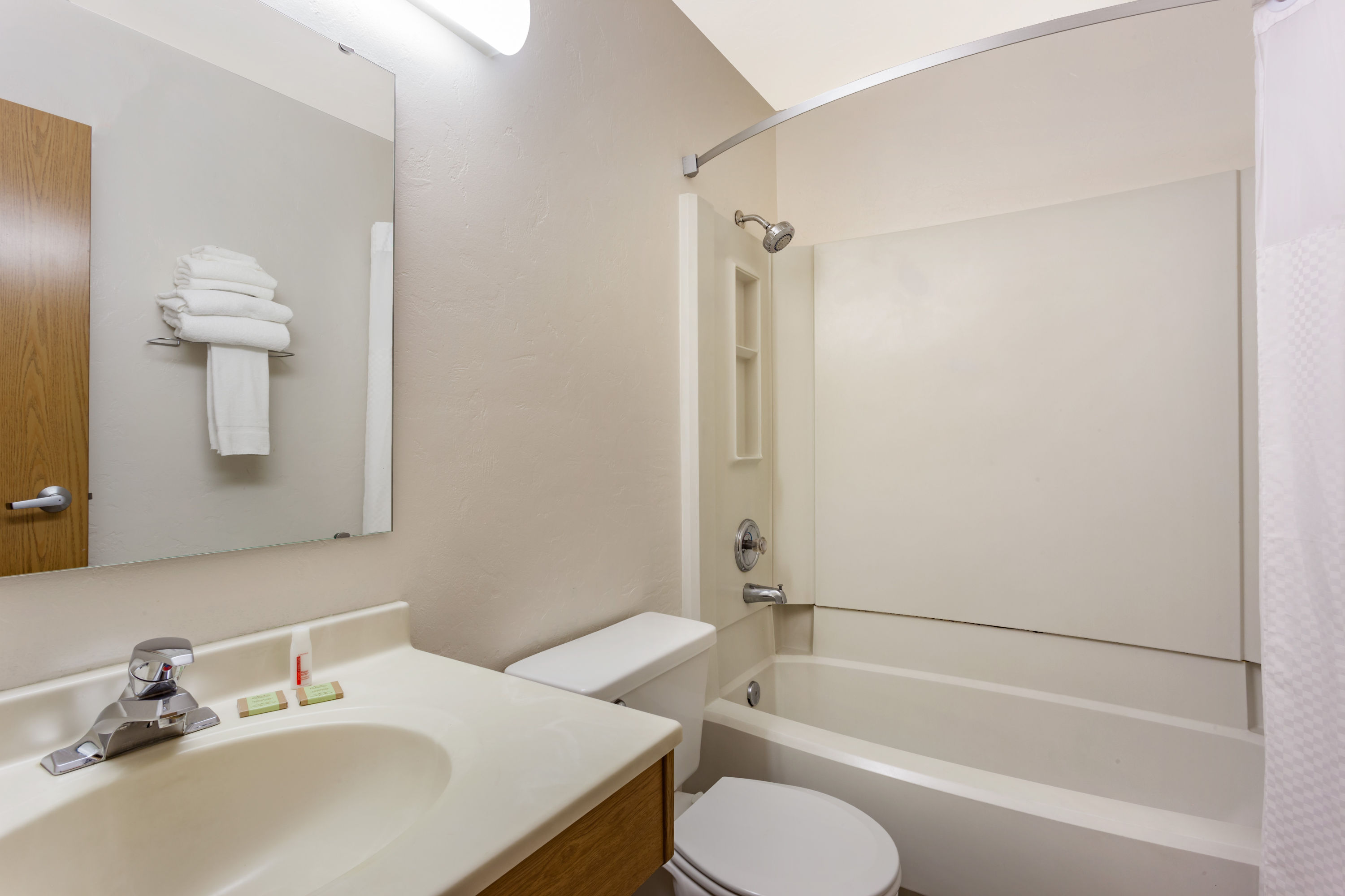 Guest room at the Super 8 by Wyndham Union Gap Yakima Area in Union Gap, Washington