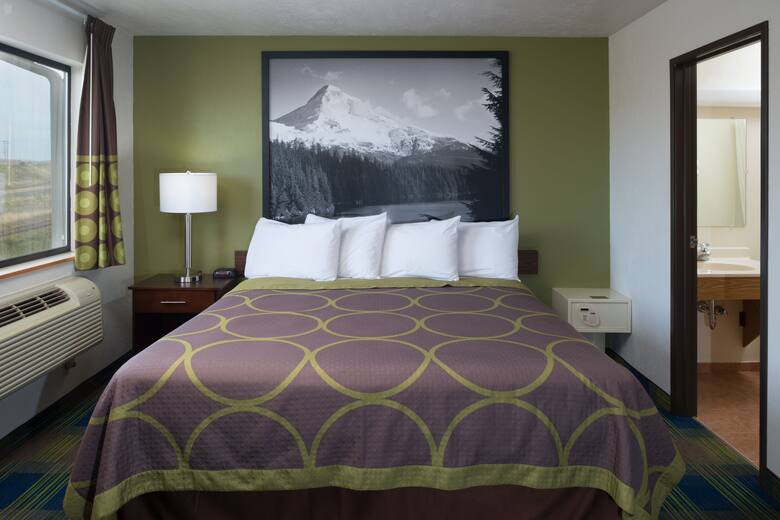 Super 8 Walla Walla suite in Walla Walla, Washington