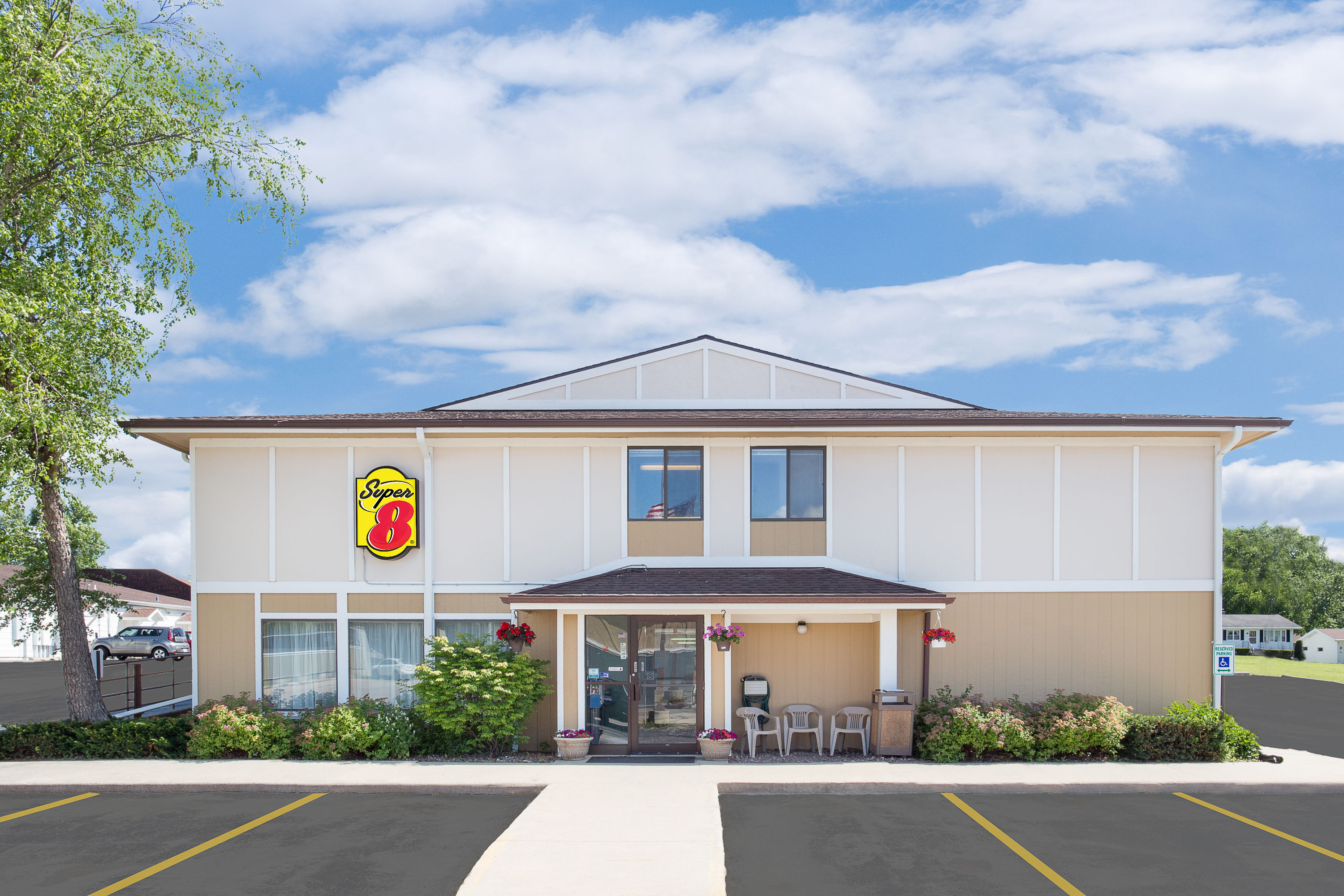 Super 8 By Wyndham Beaver Dam Beaver Dam Wi Hotels