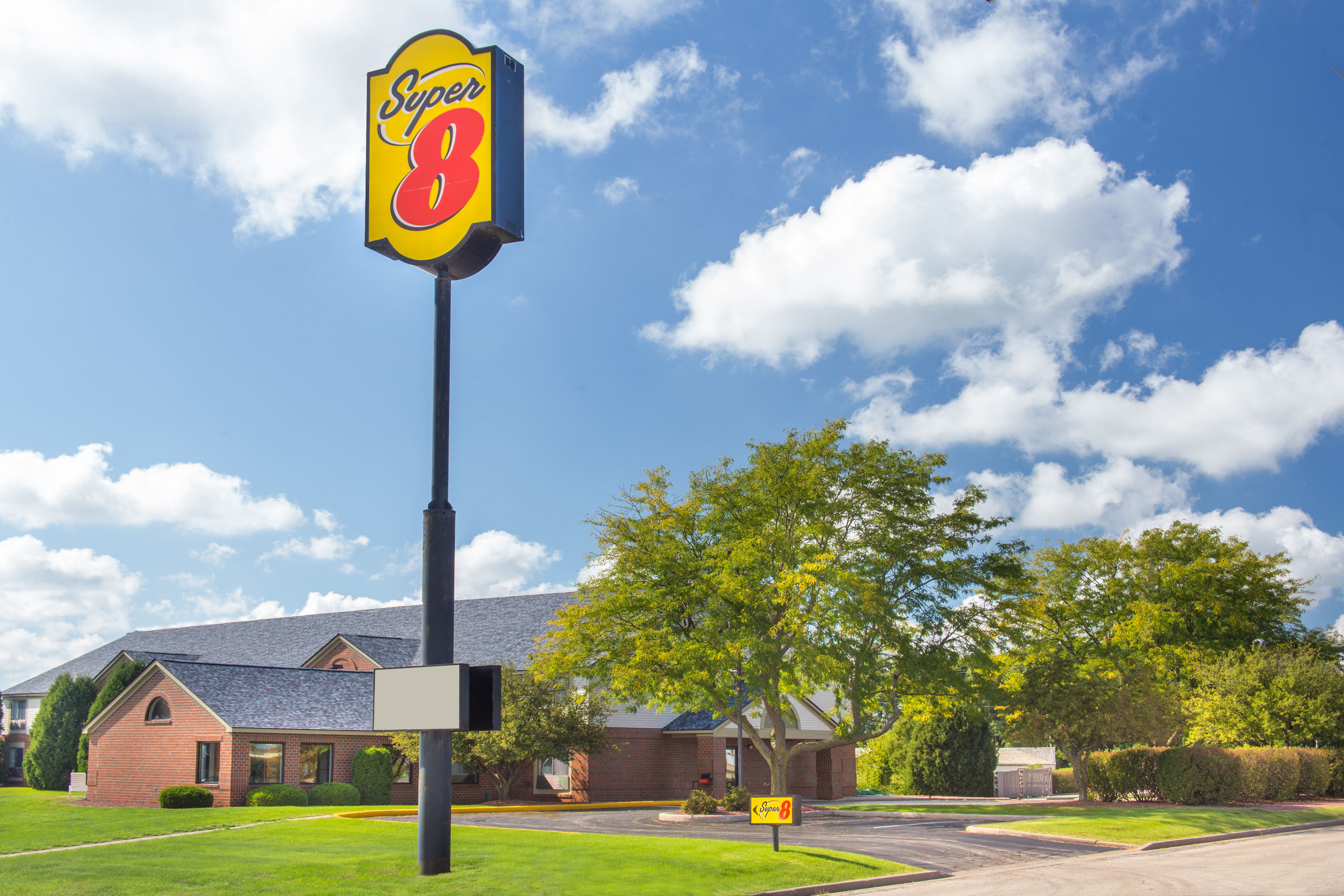 Exterior Day Image of Super 8 by Wyndham Dodgeville hotel in Dodgeville, Wisconsin