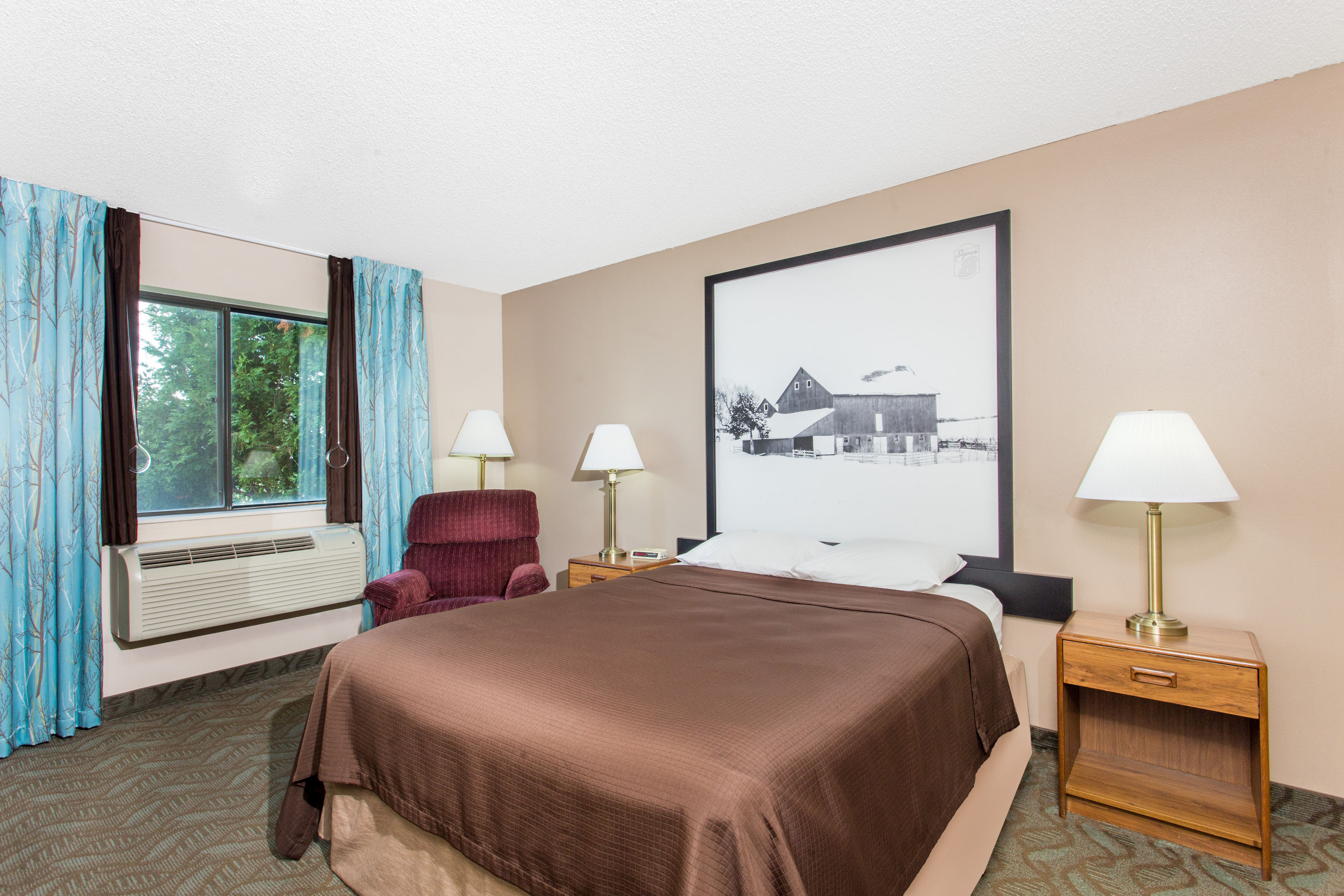 Guest room at the Super 8 by Wyndham Dodgeville in Dodgeville, Wisconsin