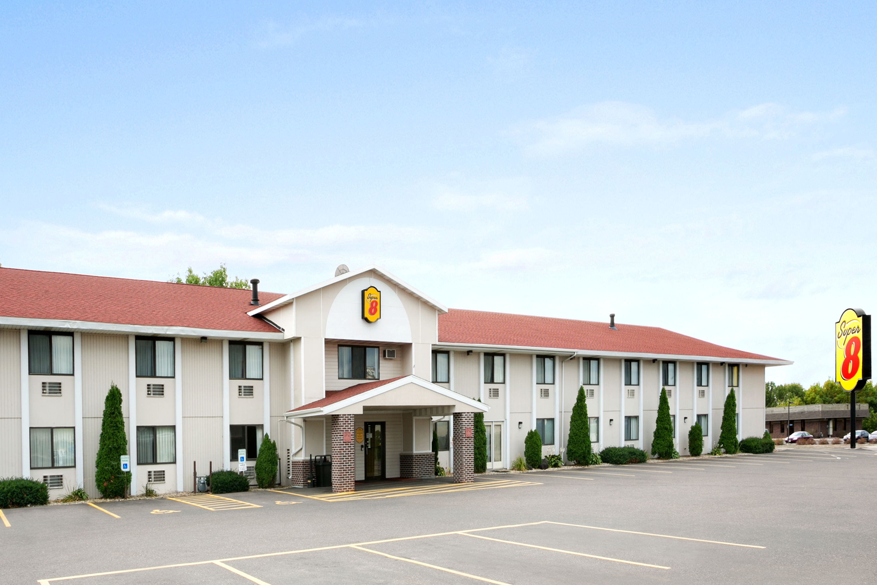 Exterior of Super 8 by Wyndham Eau Claire WI hotel in Eau Claire, Wisconsin