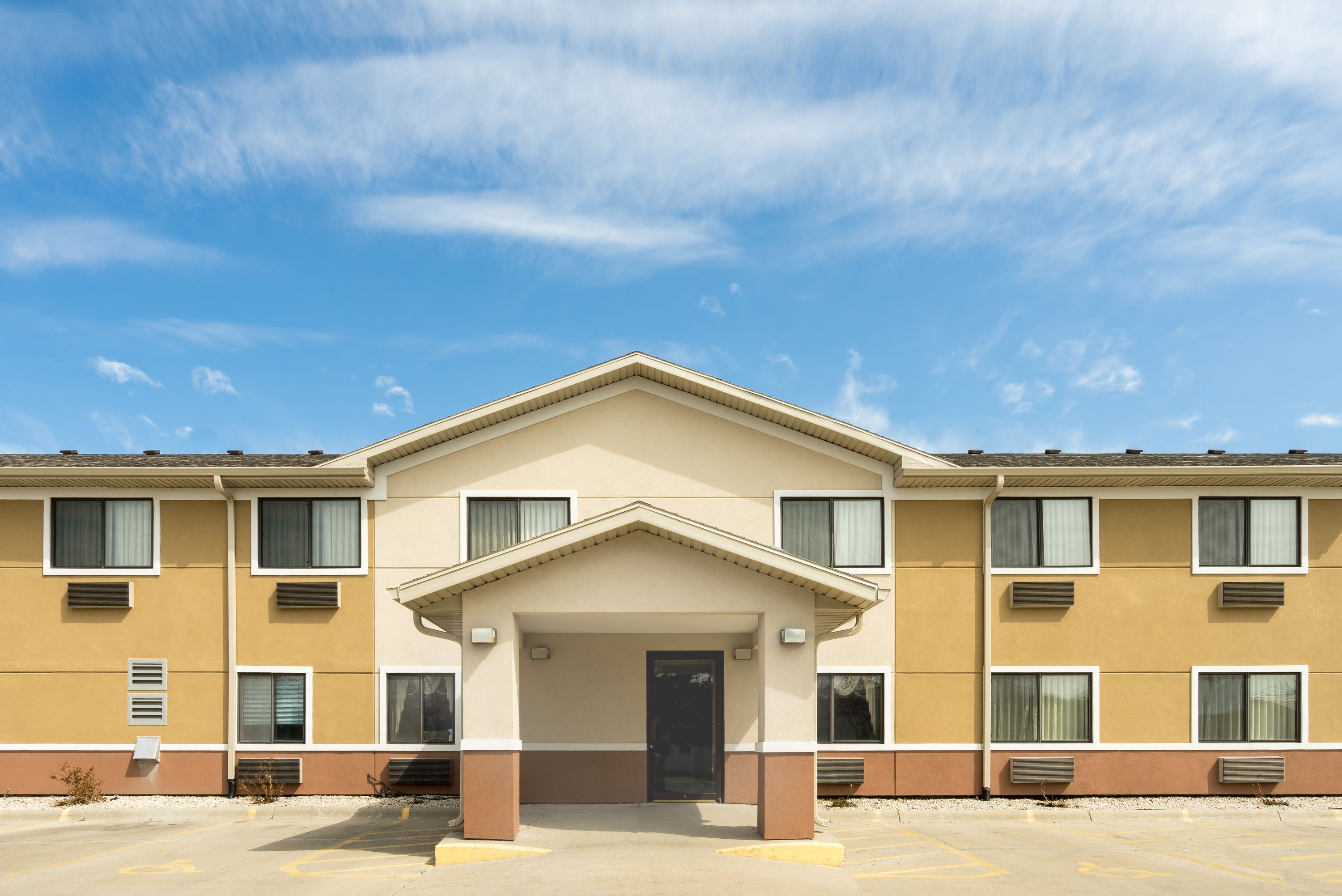 Exterior Day Image of Super 8 by Wyndham Fond Du Lac hotel in Fond du Lac, Wisconsin