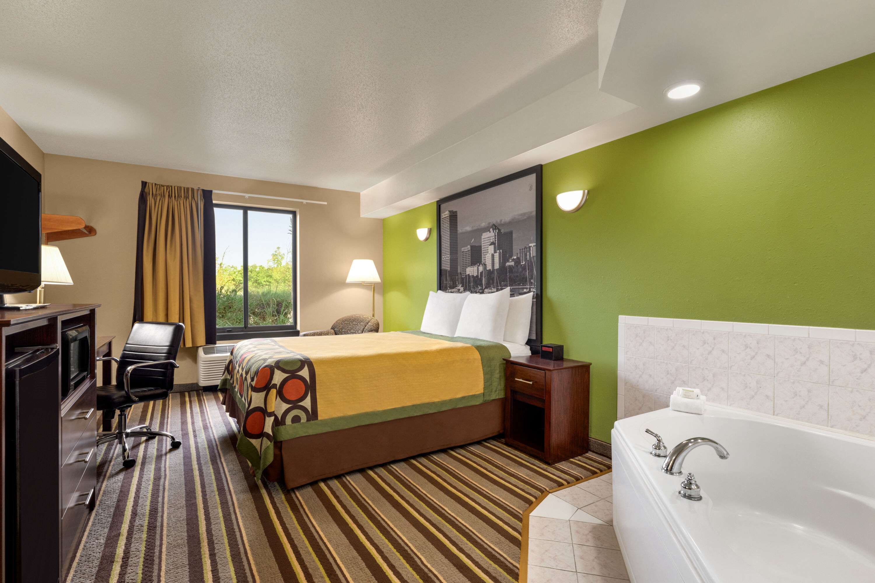Super 8 by Wyndham Germantown/Milwaukee suite in Germantown, Wisconsin