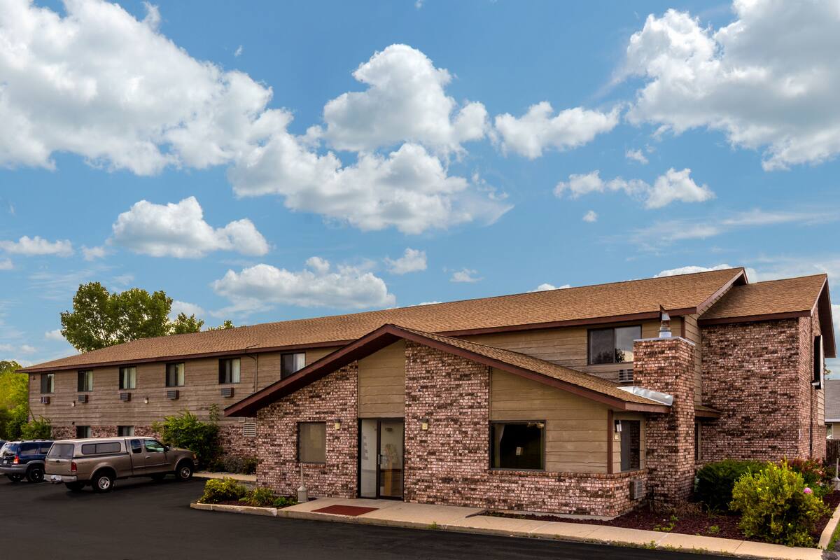 Super 8 By Wyndham Hartford Wi Hotels 53027 2608 Exterior Of Super 8 By Wyndham Hartford Wi Hotel In Wisconsin