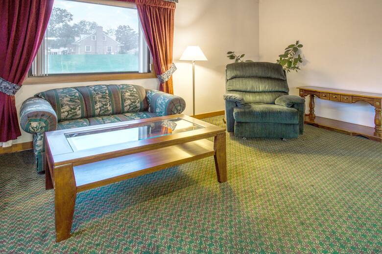 Super 8 By Wyndham Hartford Wi Hotels 53027 2608 Super 8 By Wyndham Hartford Wi Hotel Lobby In Wisconsin