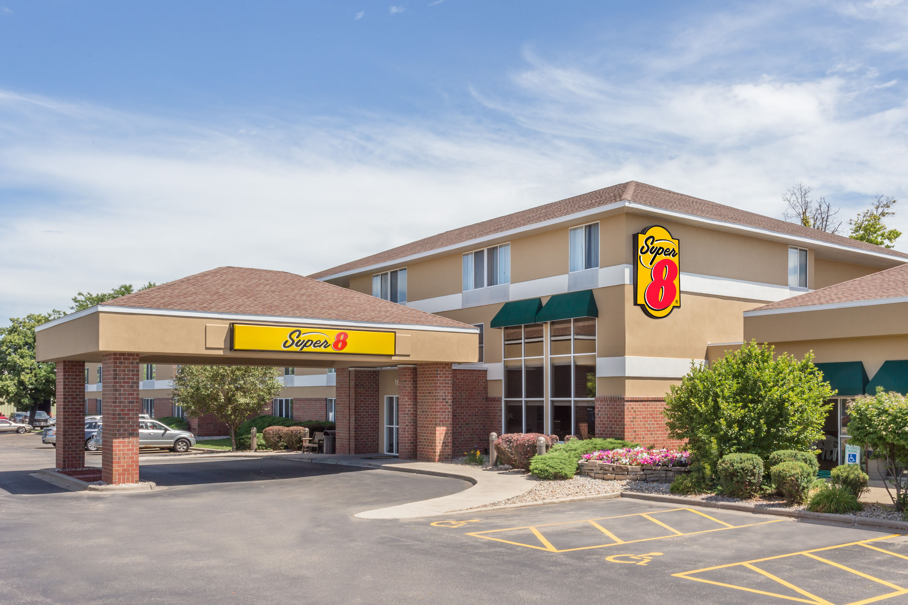 Exterior Day Image of Super 8 by Wyndham Madison South hotel in Madison, Wisconsin