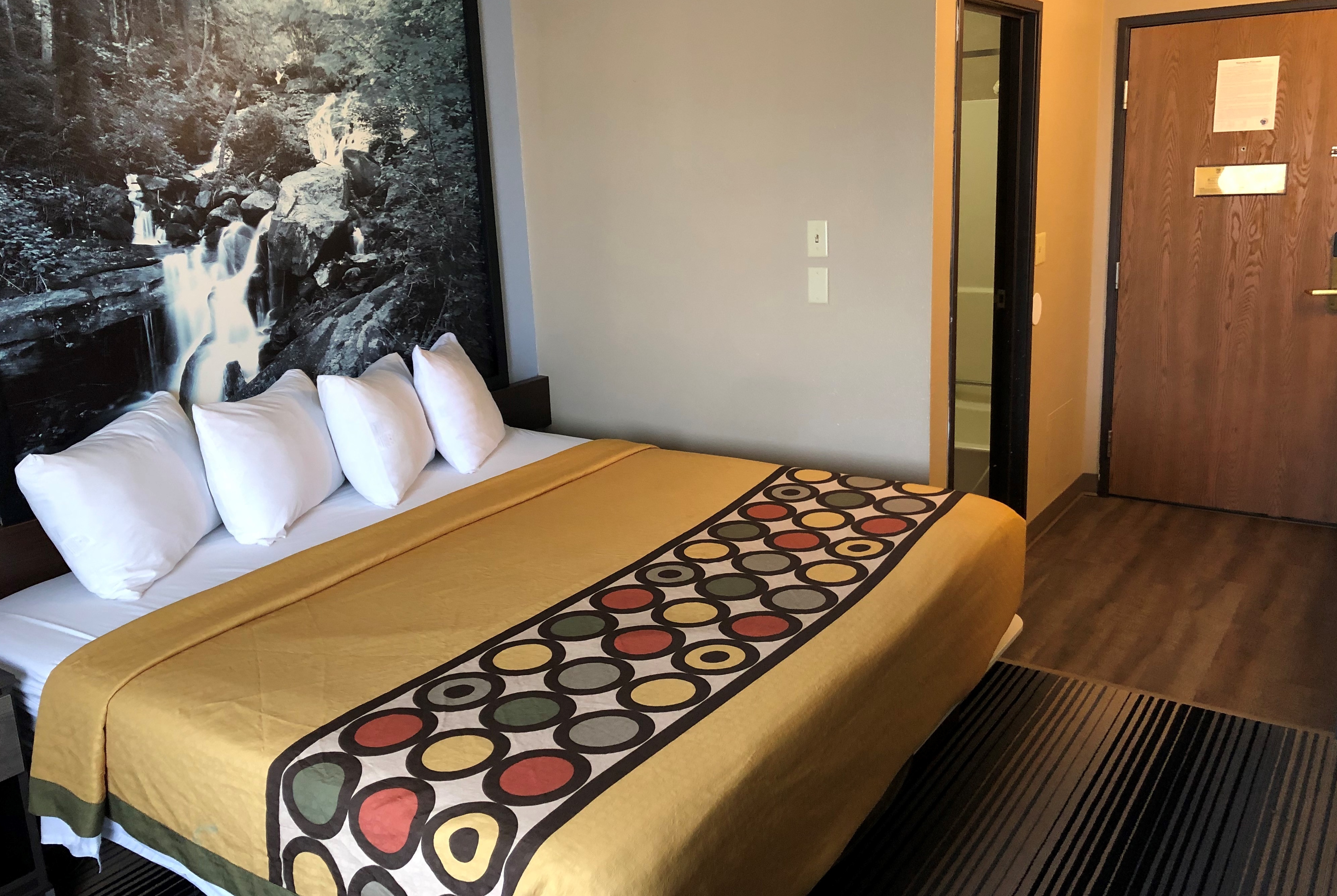 King bed guest room at the Super 8 by Wyndham Milwaukee Airport in Milwaukee, Wisconsin