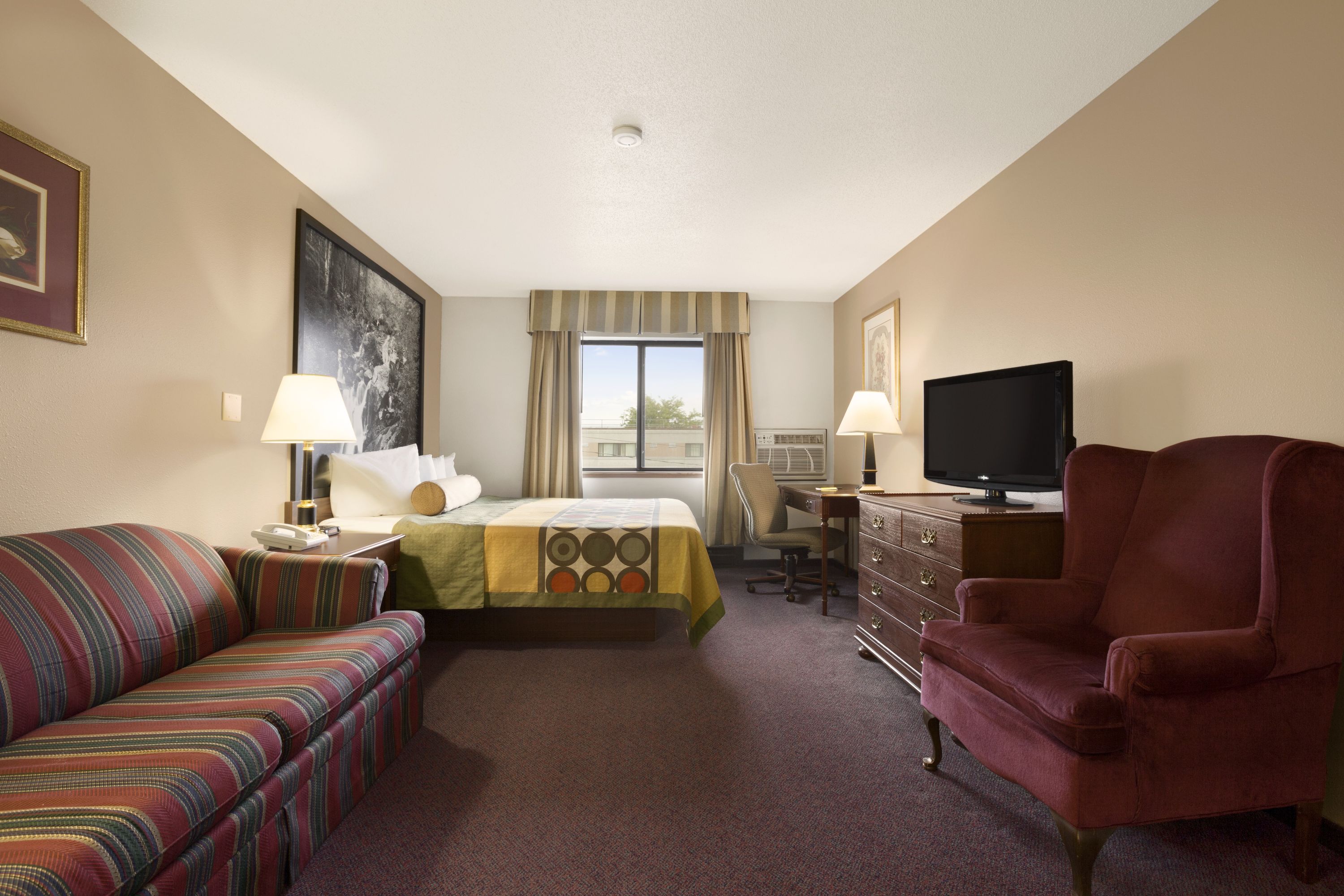 Super 8 by Wyndham Milwaukee Airport - hotel rooms