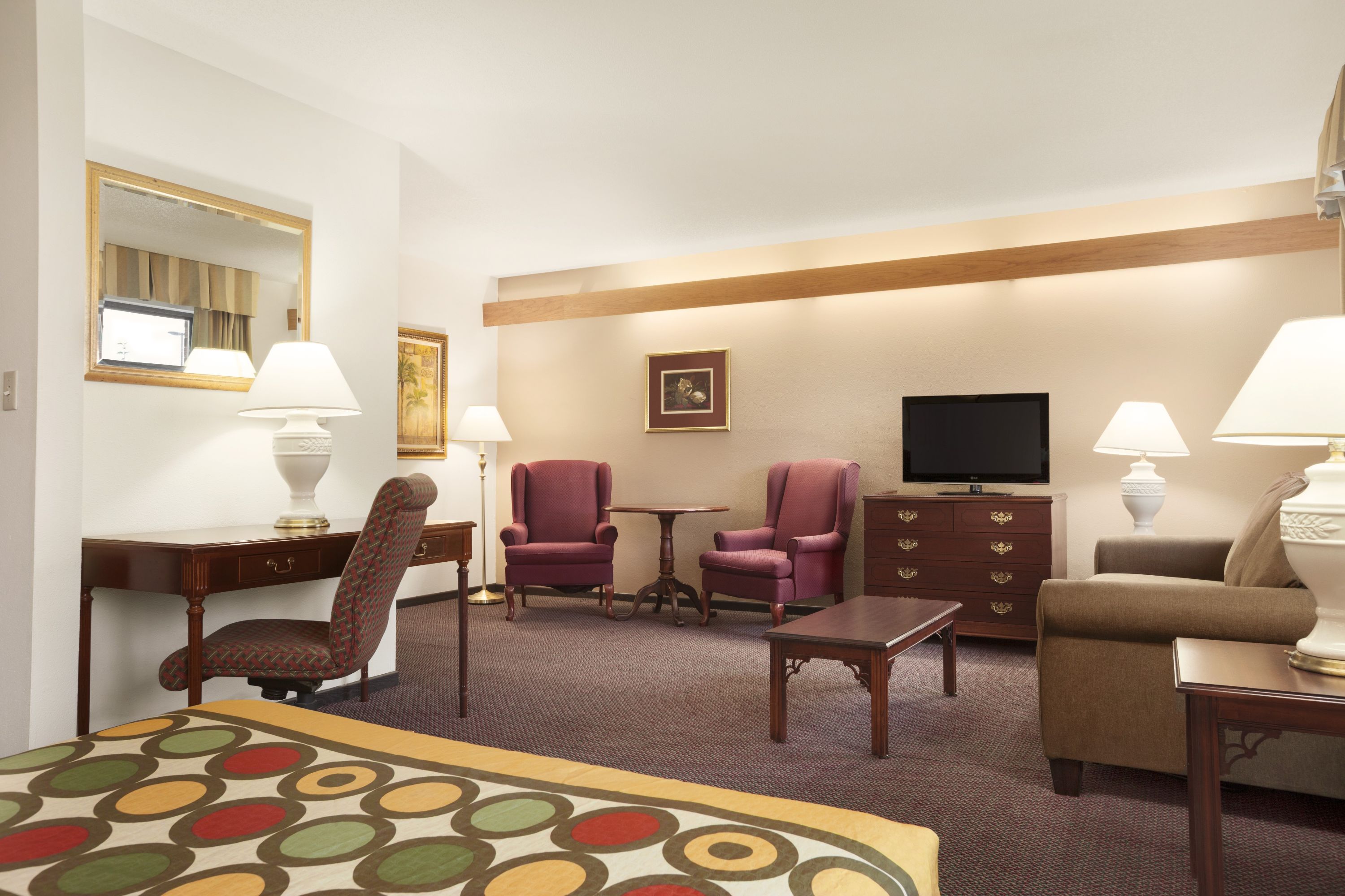 Super 8 by Wyndham Milwaukee Airport suite in Milwaukee, Wisconsin