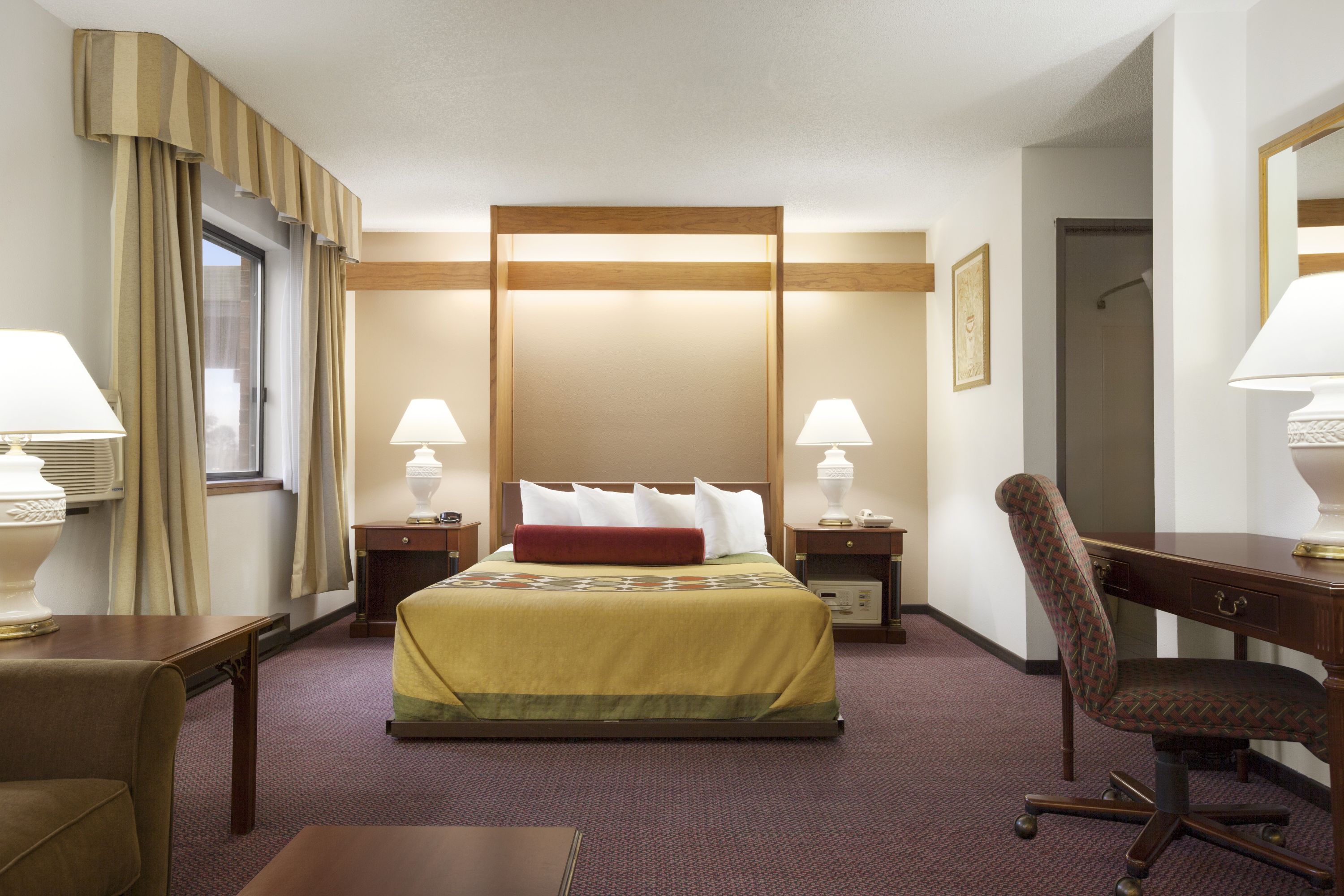 Super 8 by Wyndham Milwaukee Airport suite in Milwaukee, Wisconsin