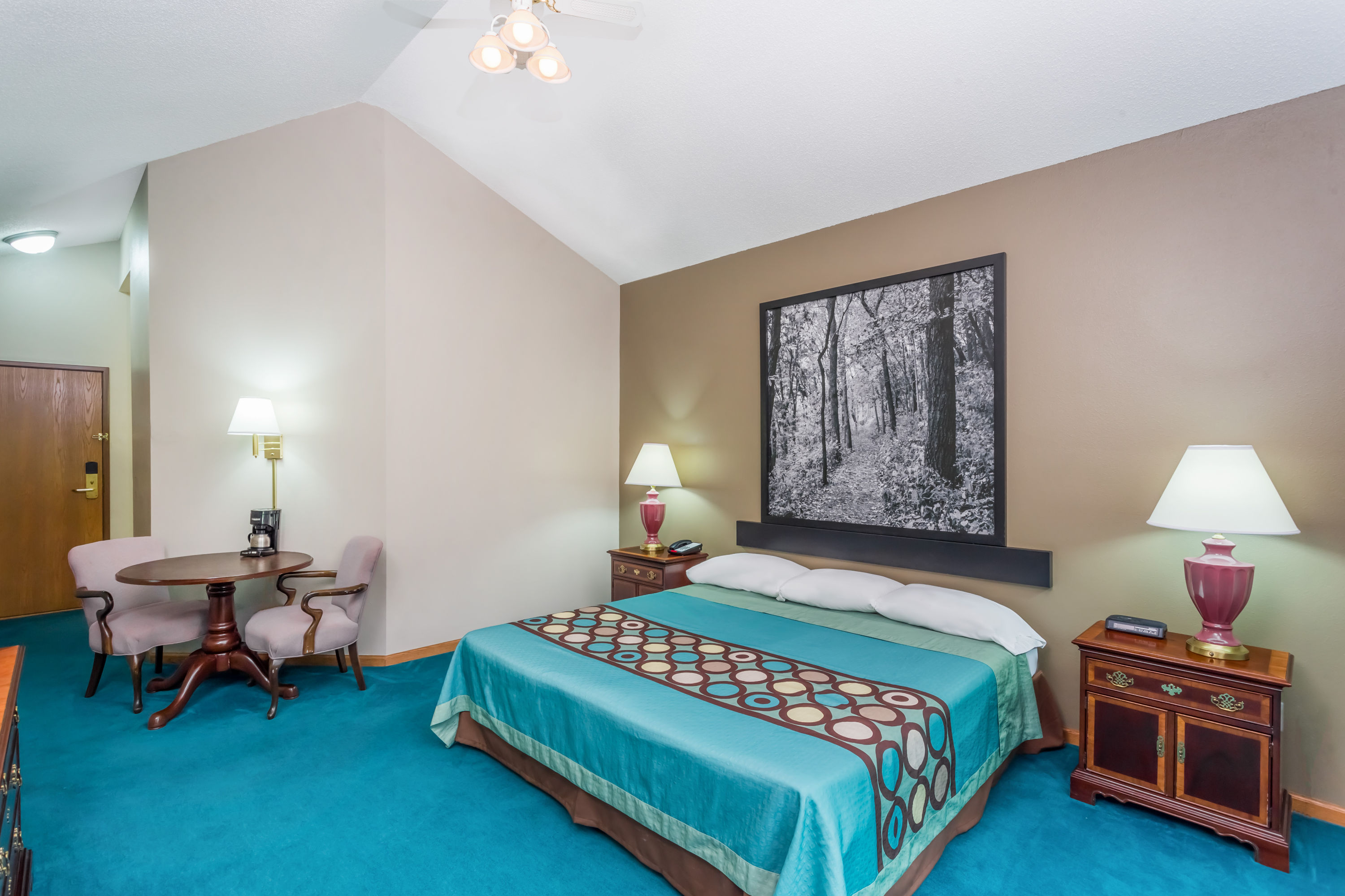 Super 8 by Wyndham Platteville suite in Platteville, Wisconsin
