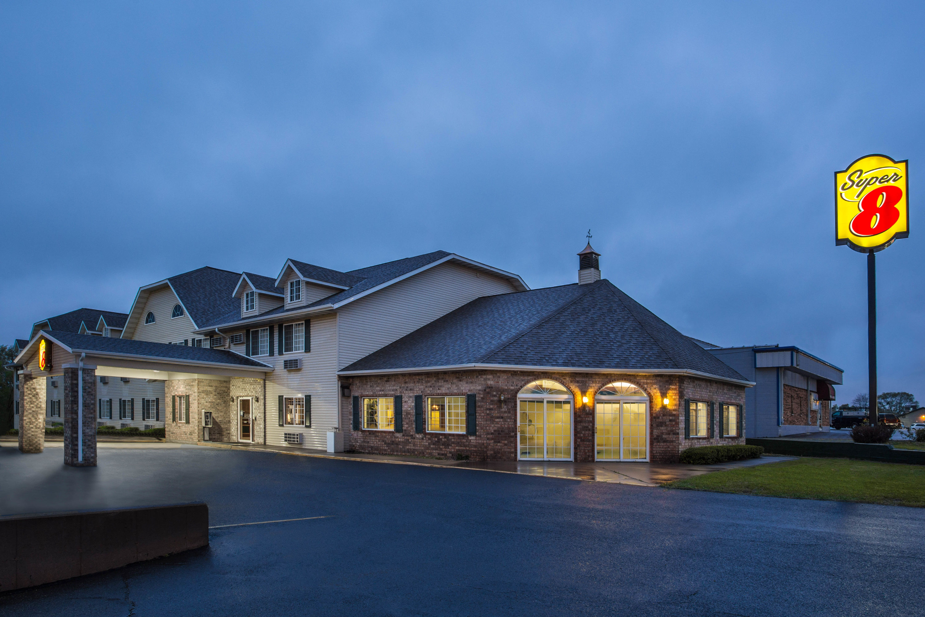 Super 8 by Wyndham Reedsburg Reedsburg, WI Hotels