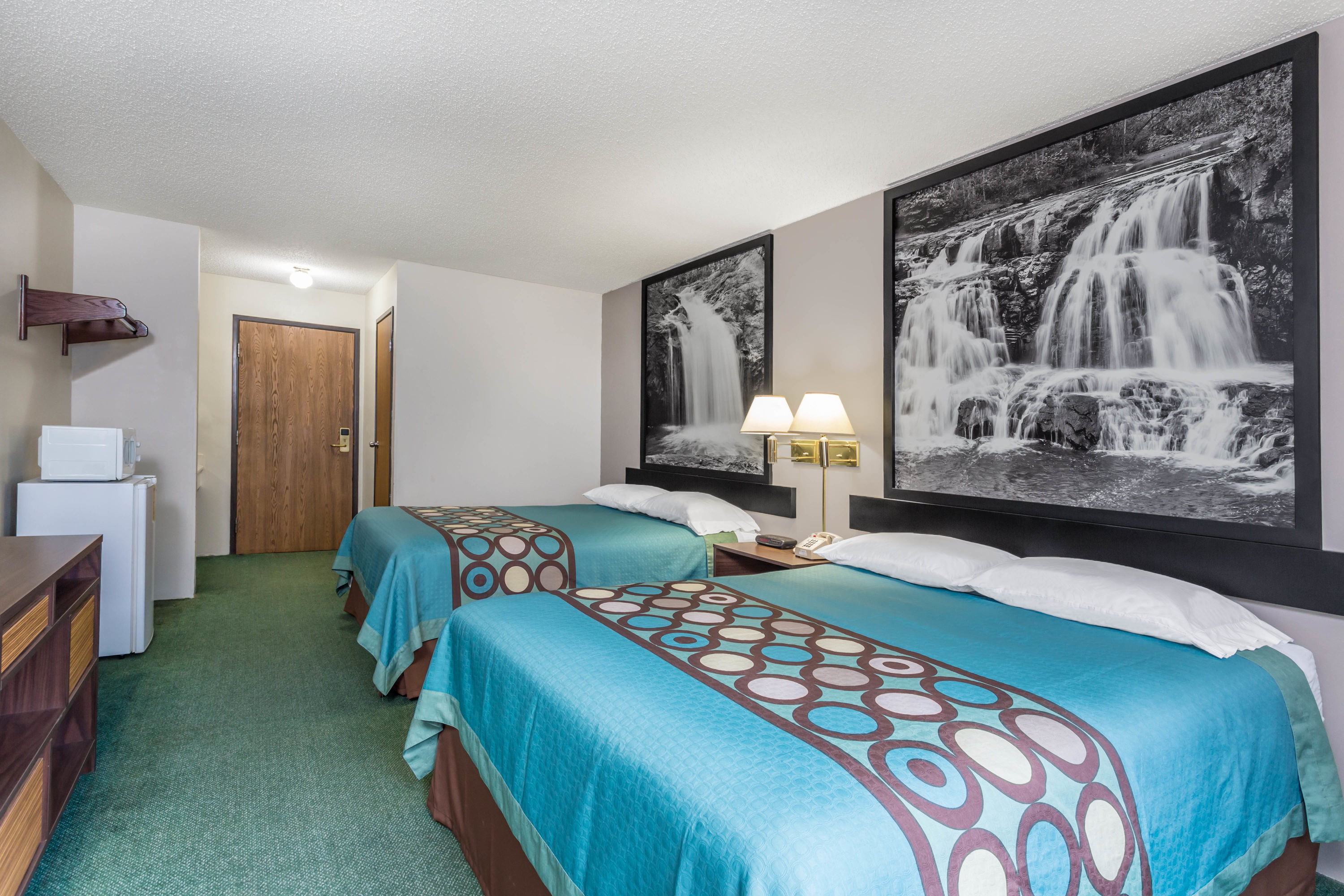 Guest room at the Super 8 by Wyndham Reedsburg in Reedsburg, Wisconsin