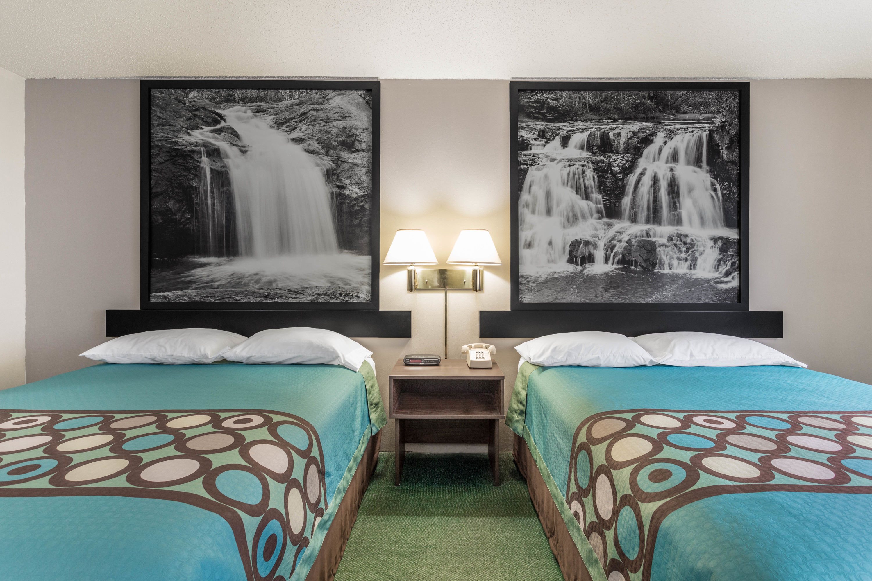 Guest room at the Super 8 by Wyndham Reedsburg in Reedsburg, Wisconsin