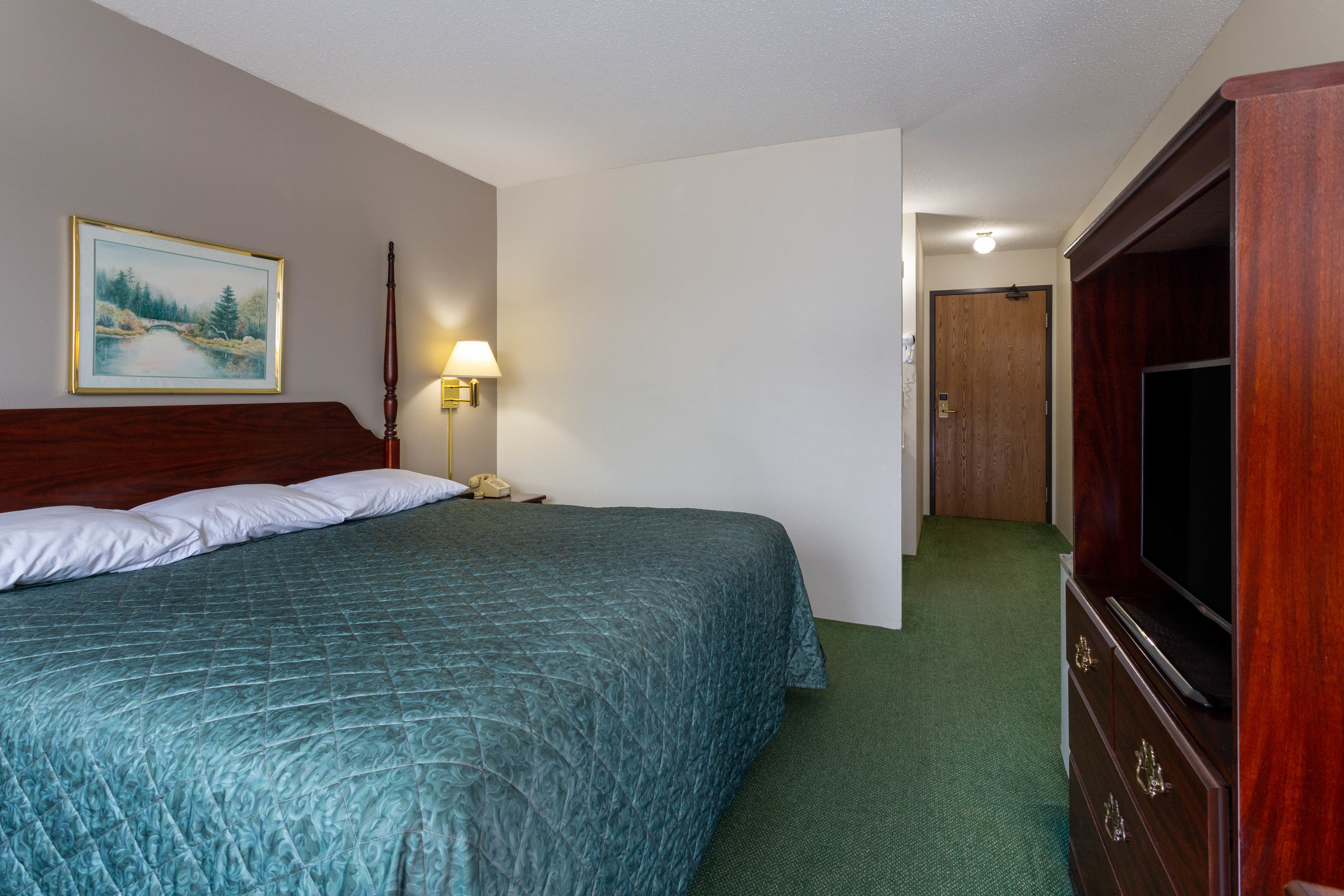 Guest room at the Super 8 by Wyndham Reedsburg in Reedsburg, Wisconsin