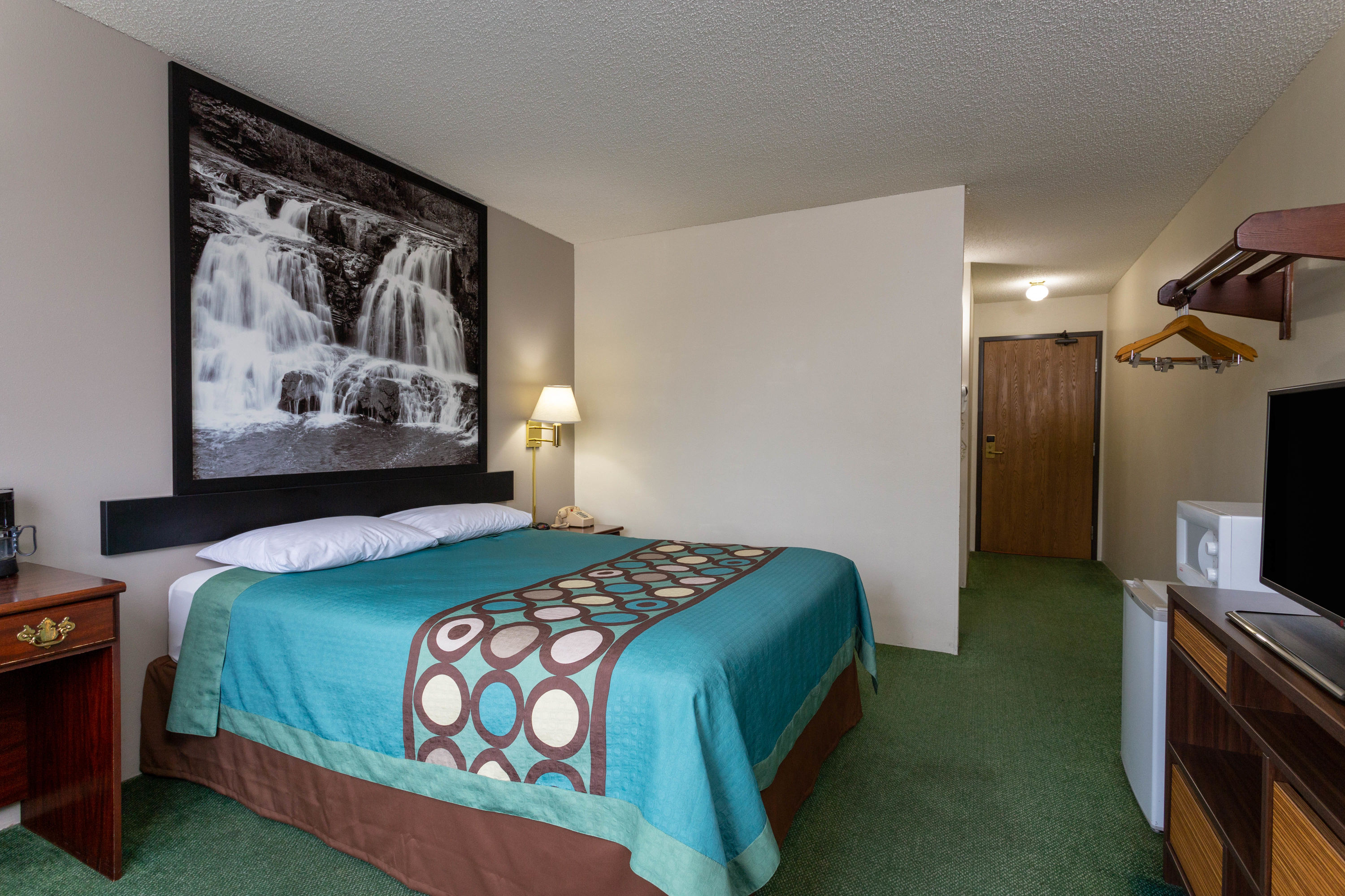 Guest room at the Super 8 by Wyndham Reedsburg in Reedsburg, Wisconsin