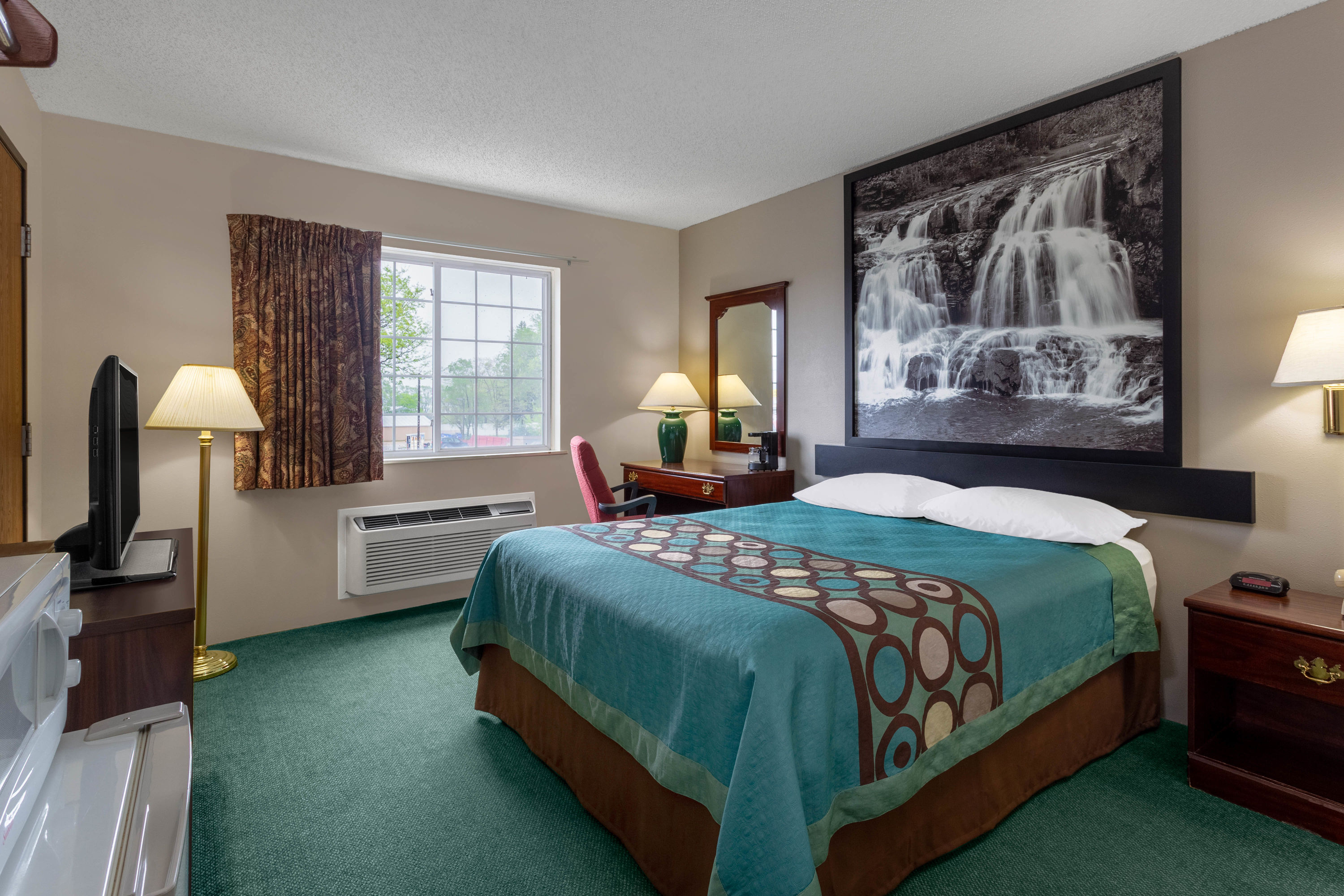 Guest room at the Super 8 by Wyndham Reedsburg in Reedsburg, Wisconsin