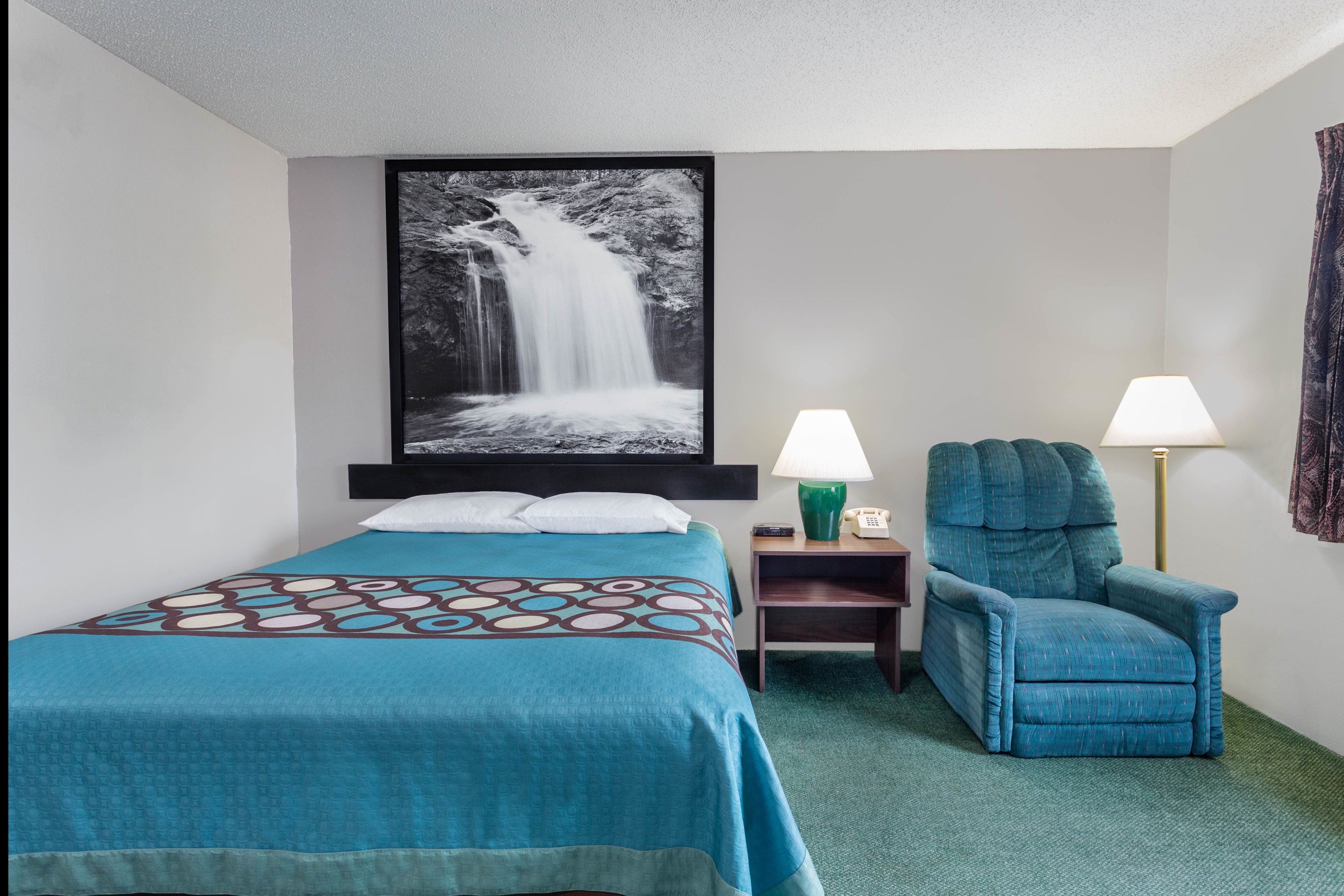 Guest room at the Super 8 by Wyndham Reedsburg in Reedsburg, Wisconsin