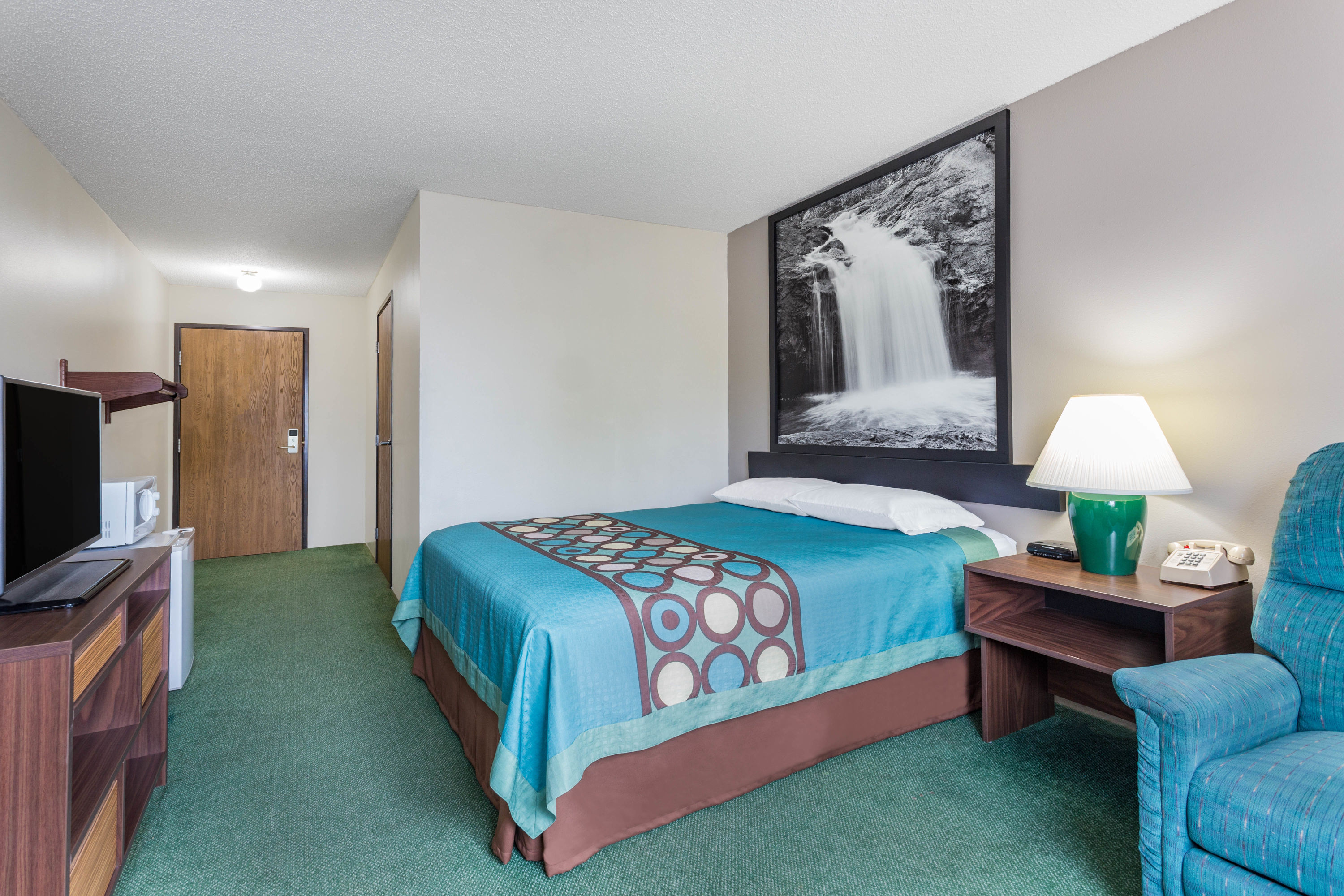 Guest room at the Super 8 by Wyndham Reedsburg in Reedsburg, Wisconsin