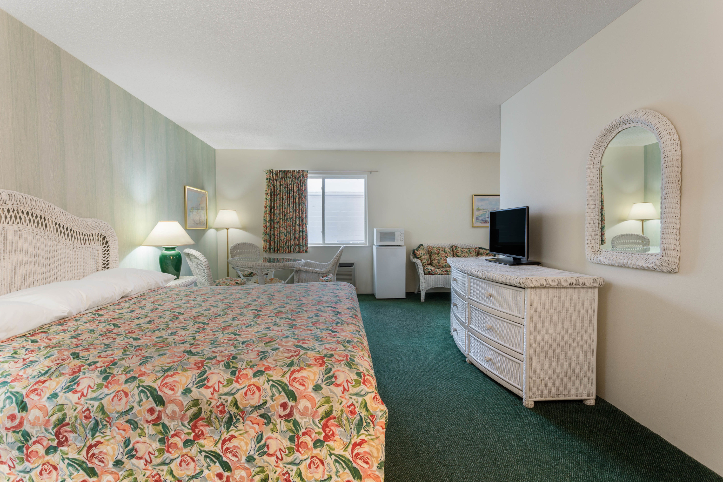 Super 8 by Wyndham Reedsburg suite in Reedsburg, Wisconsin