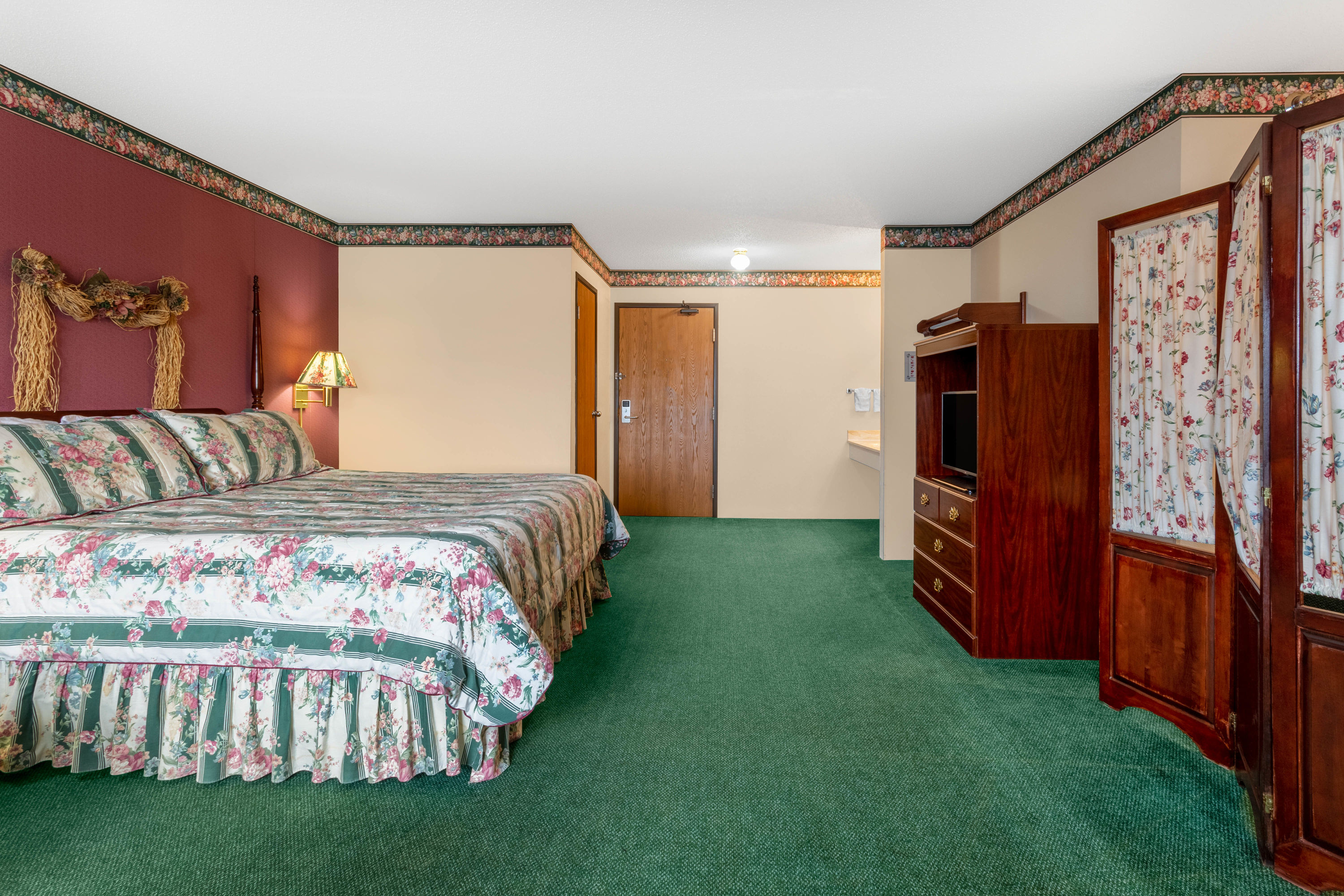 Super 8 by Wyndham Reedsburg suite in Reedsburg, Wisconsin