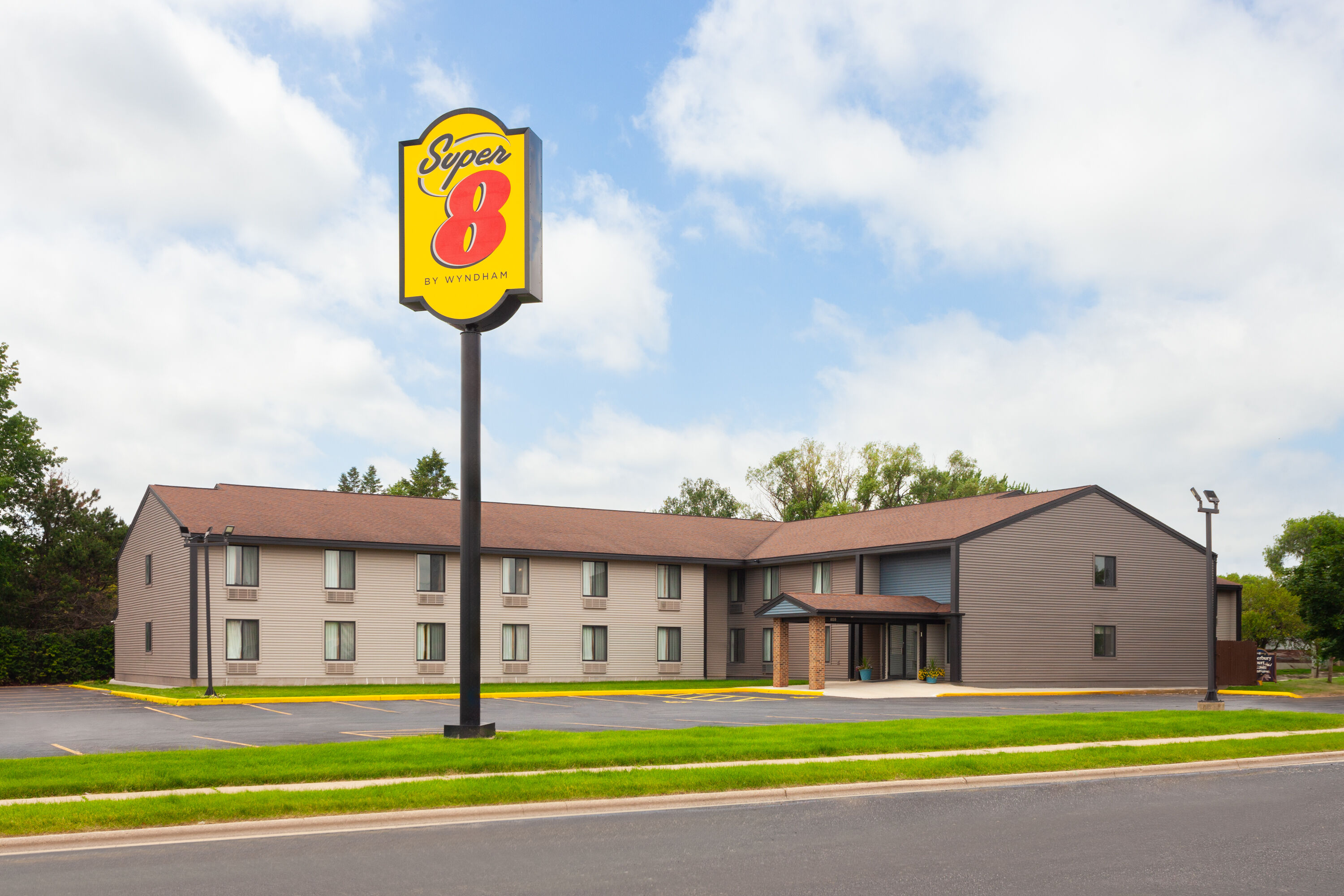 Exterior Day Image of Super 8 by Wyndham Sun Prairie/Madison E hotel in Sun Prairie, Wisconsin