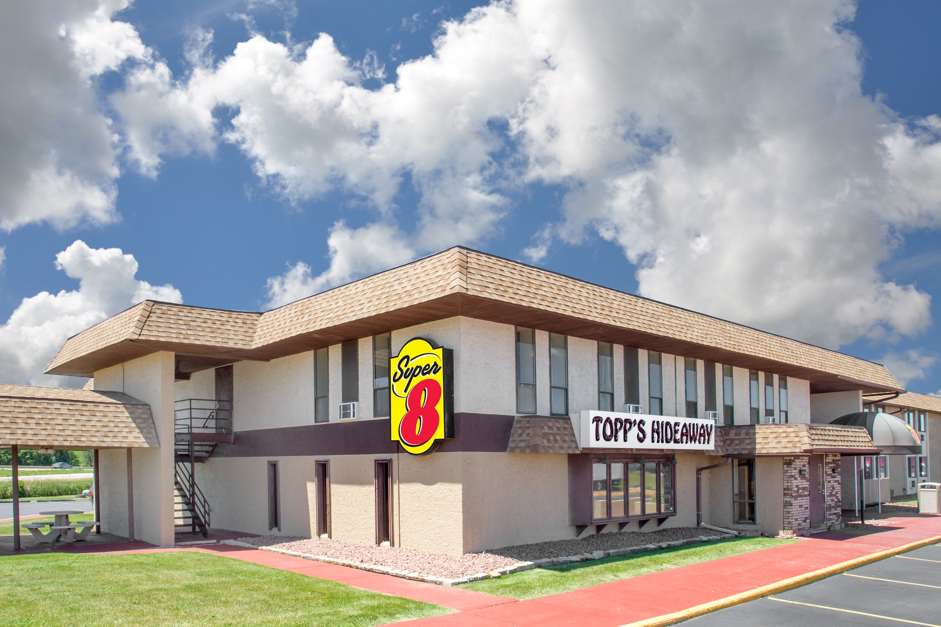 Super 8 by Wyndham Windsor/Madison North Windsor, WI Hotels