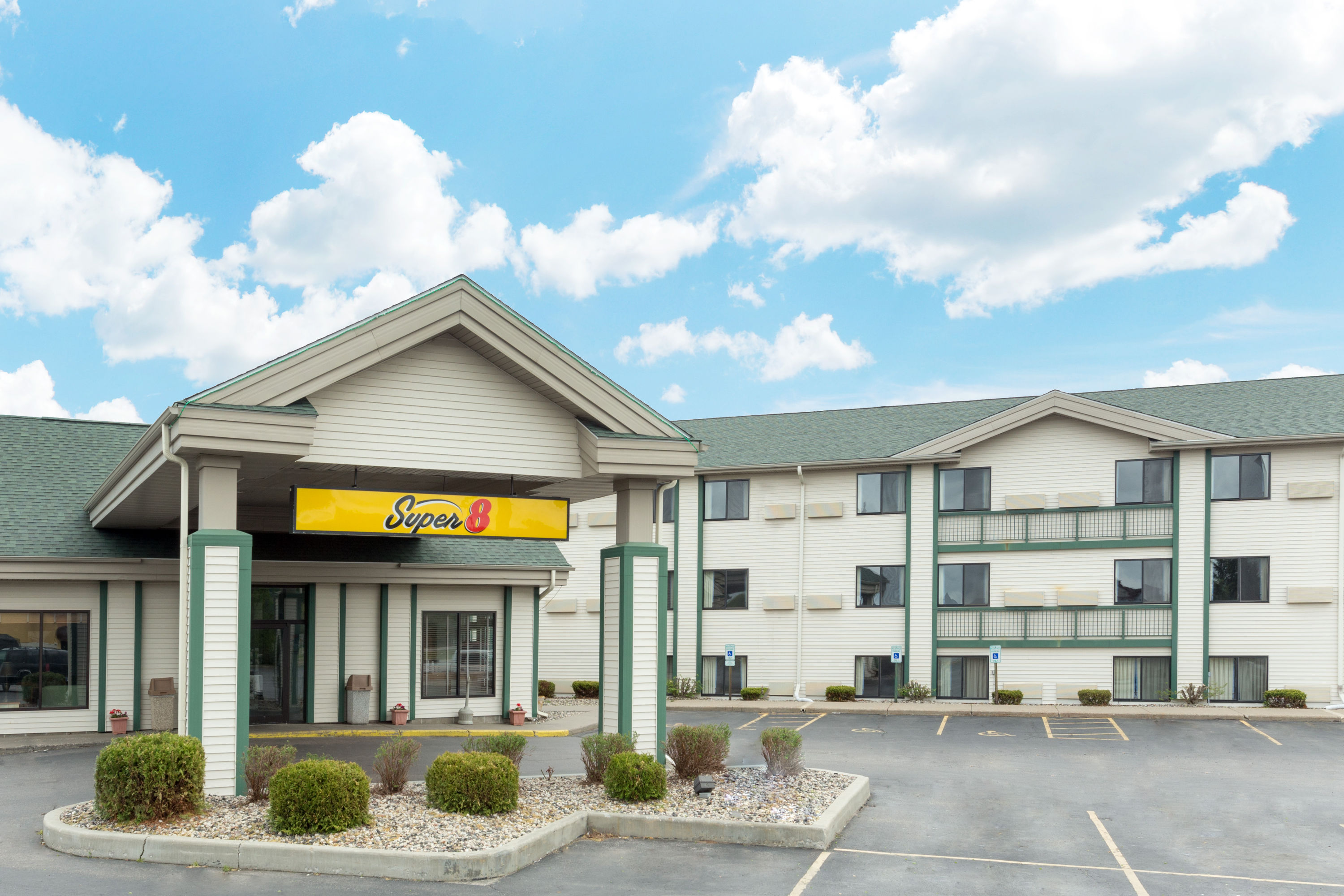 Exterior Day Image of Super 8 by Wyndham Wisconsin Dells hotel in Wisconsin Dells, Wisconsin
