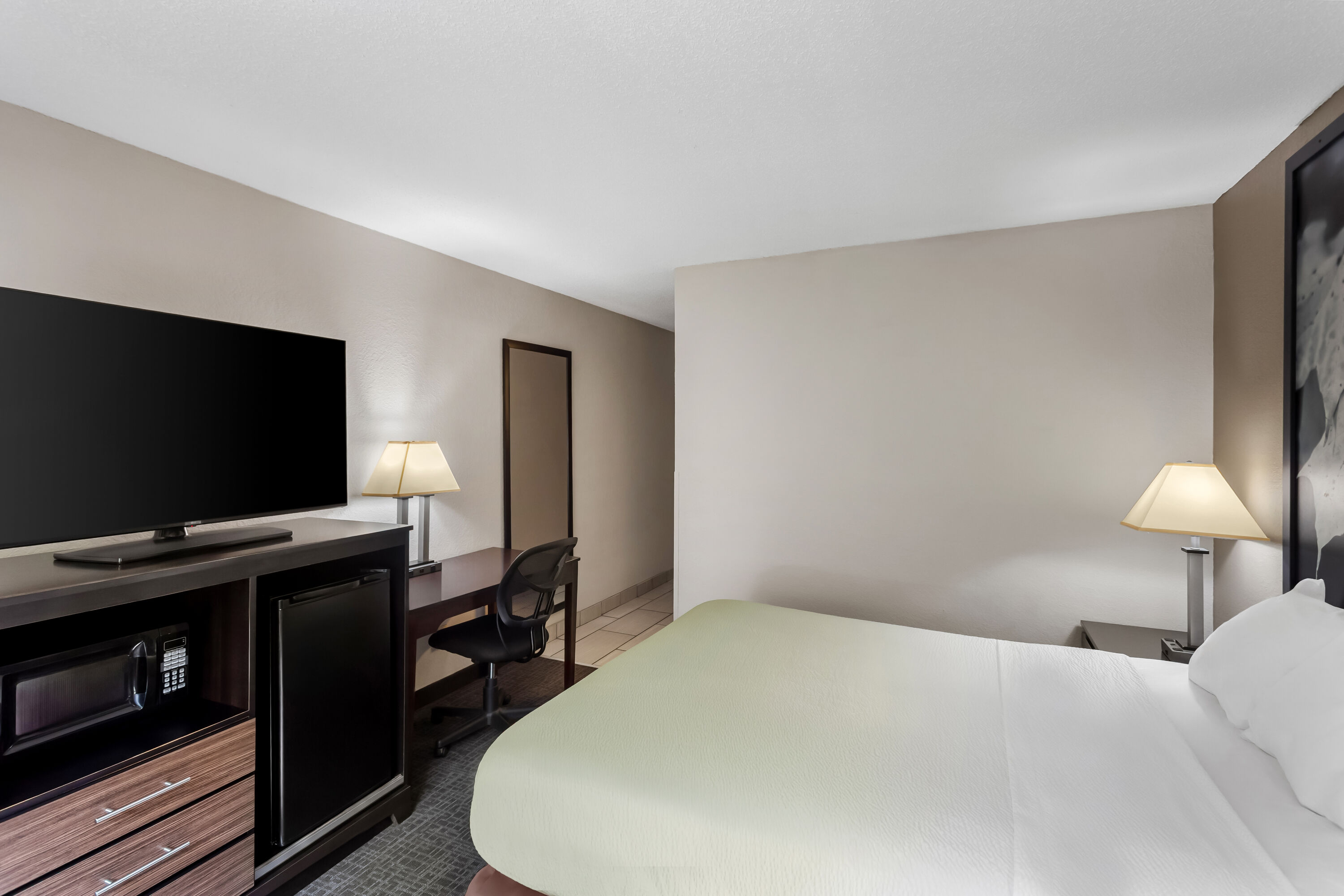 Queen bed guest room at the Super 8 by Wyndham Elkins in Elkins, West Virginia