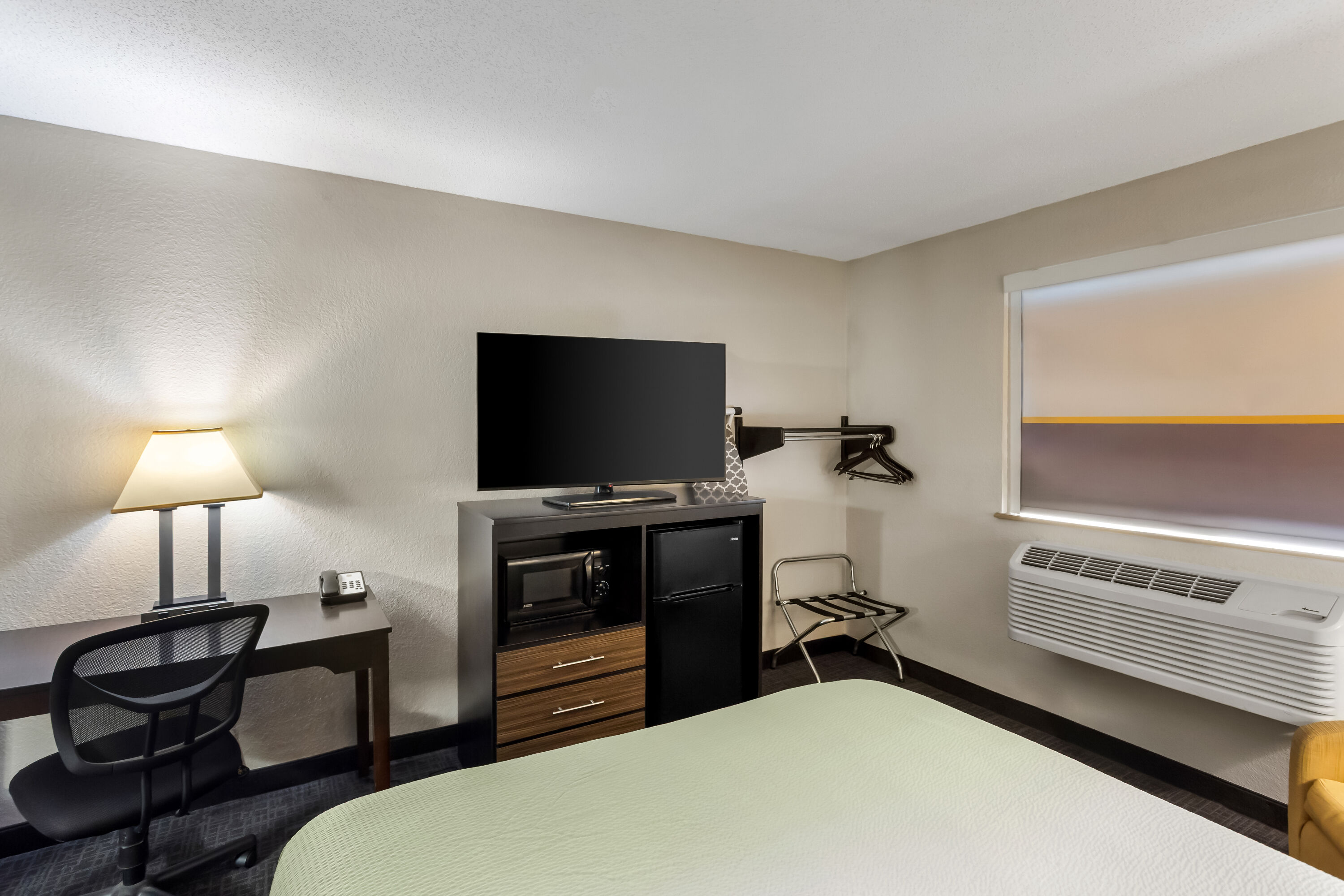 Queen bed guest room at the Super 8 by Wyndham Elkins in Elkins, West Virginia