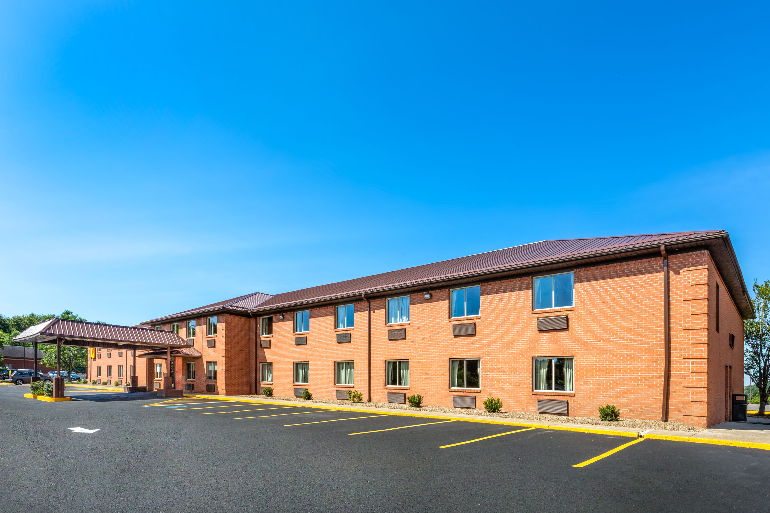 Exterior Day Image of Super 8 by Wyndham Fairmont hotel in Fairmont, West Virginia
